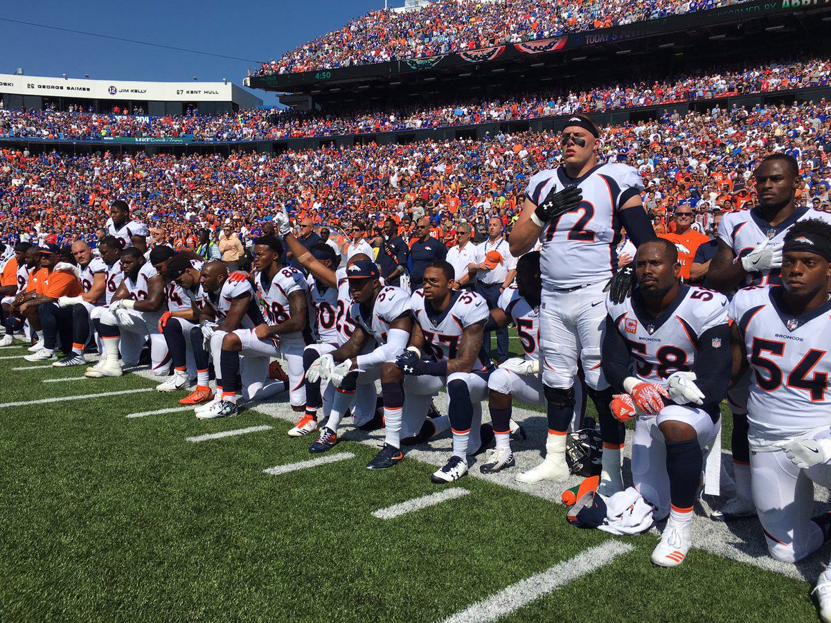 After Trump Blasts N.F.L., Players Kneel and Lock Arms in Solidarity - The  New York Times