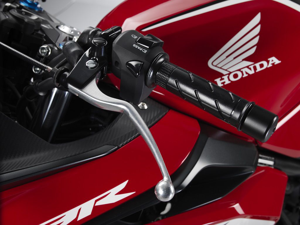 19_Honda_CBR500R_manillar_left_handlebar.jpg