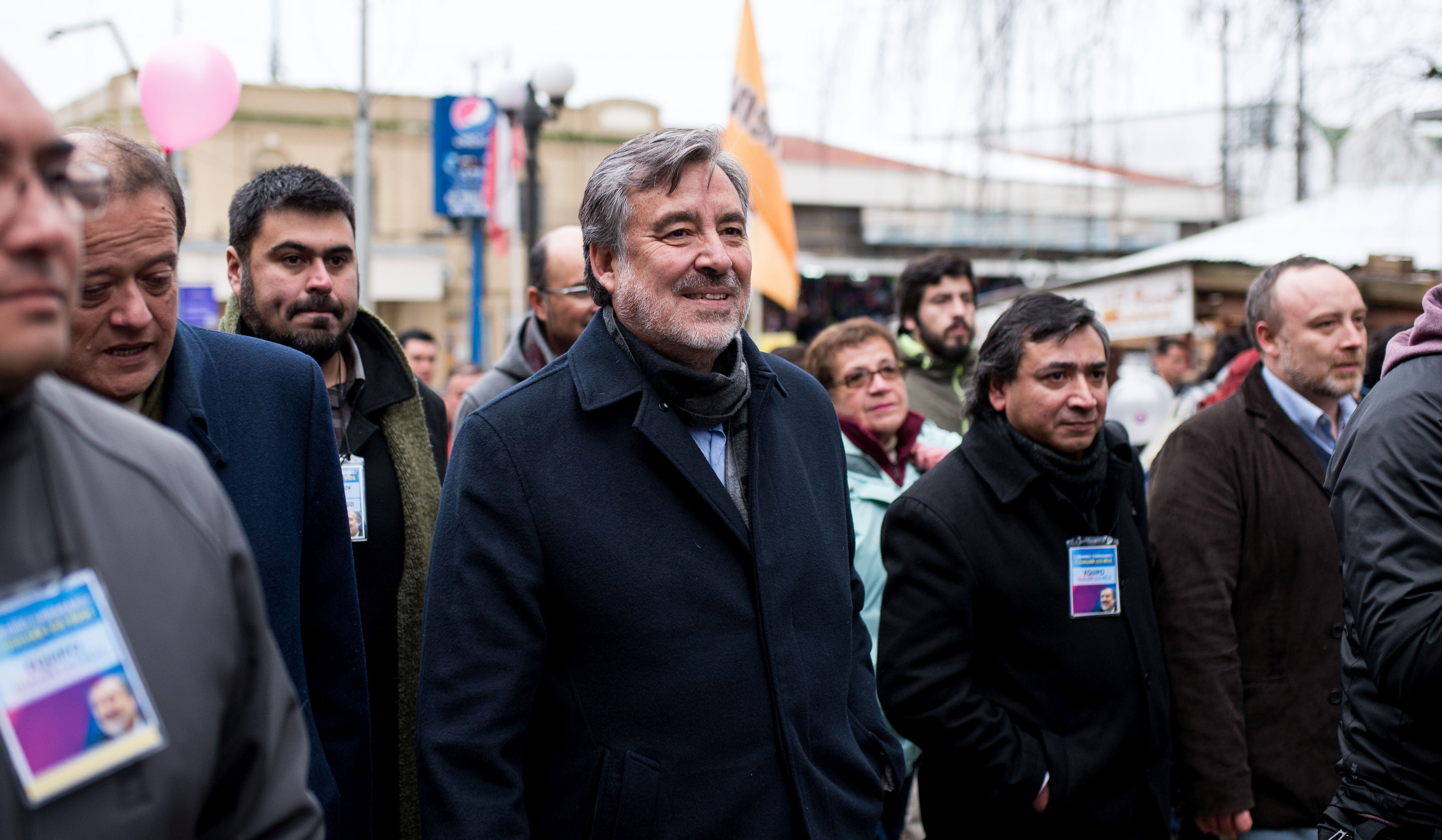 Senador Alejandro Guillier realiza caminata en feria fluvial de Valdivia.