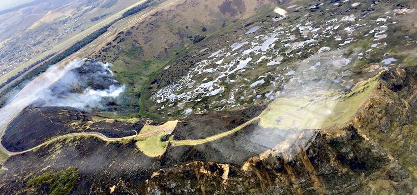 Incendio forestal en el sector del cráter volcánico Rano Kau, Isla de Pascua.