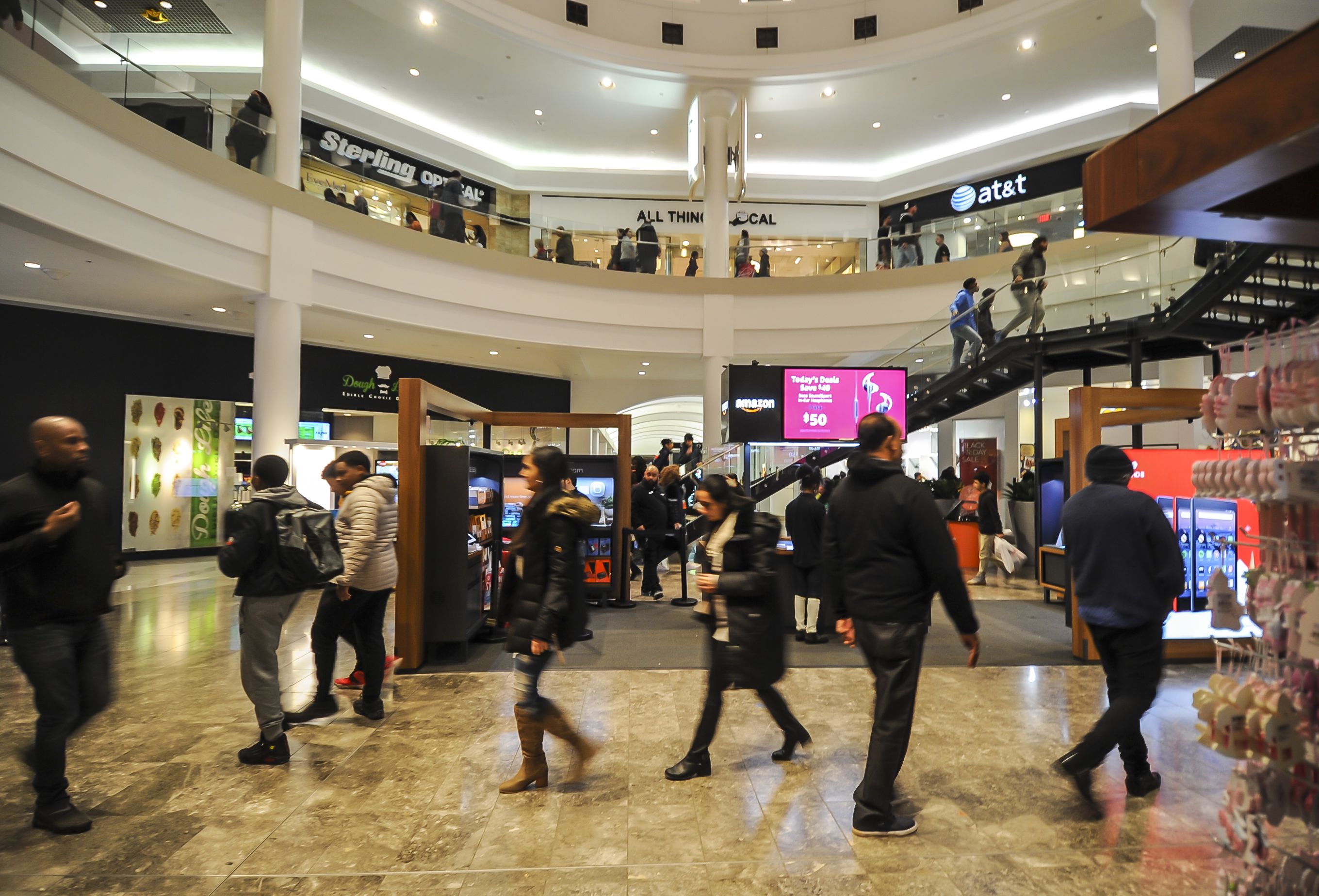 North Jersey malls try to make holiday shopping less stressful - NJBIZ