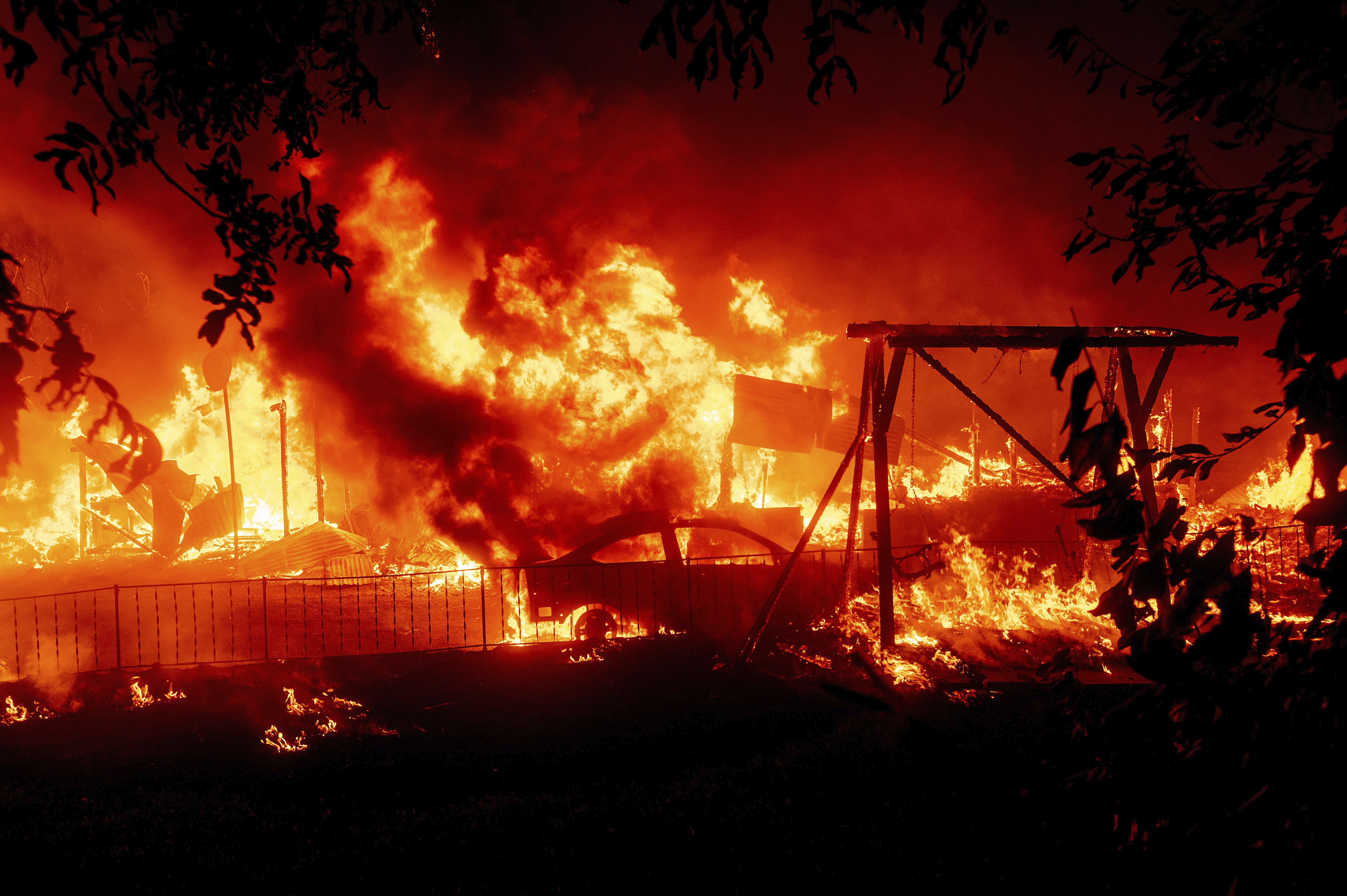 Smoke from nearby wildfires creates eerie baseball scene at Oracle Park -  The Boston Globe