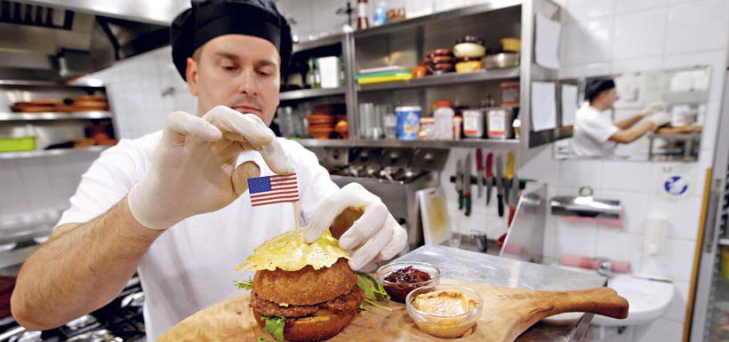 El chef Elvis Suhodoljac prepara una "Hamburguesa presidencial" en la pizzería Rondo, ayer en Sevnica, Eslovenia. foto: REUTERS