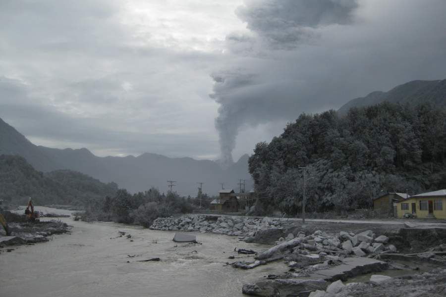 Río_Blanco_y_Chaitén_en_erupción-900x600.jpg