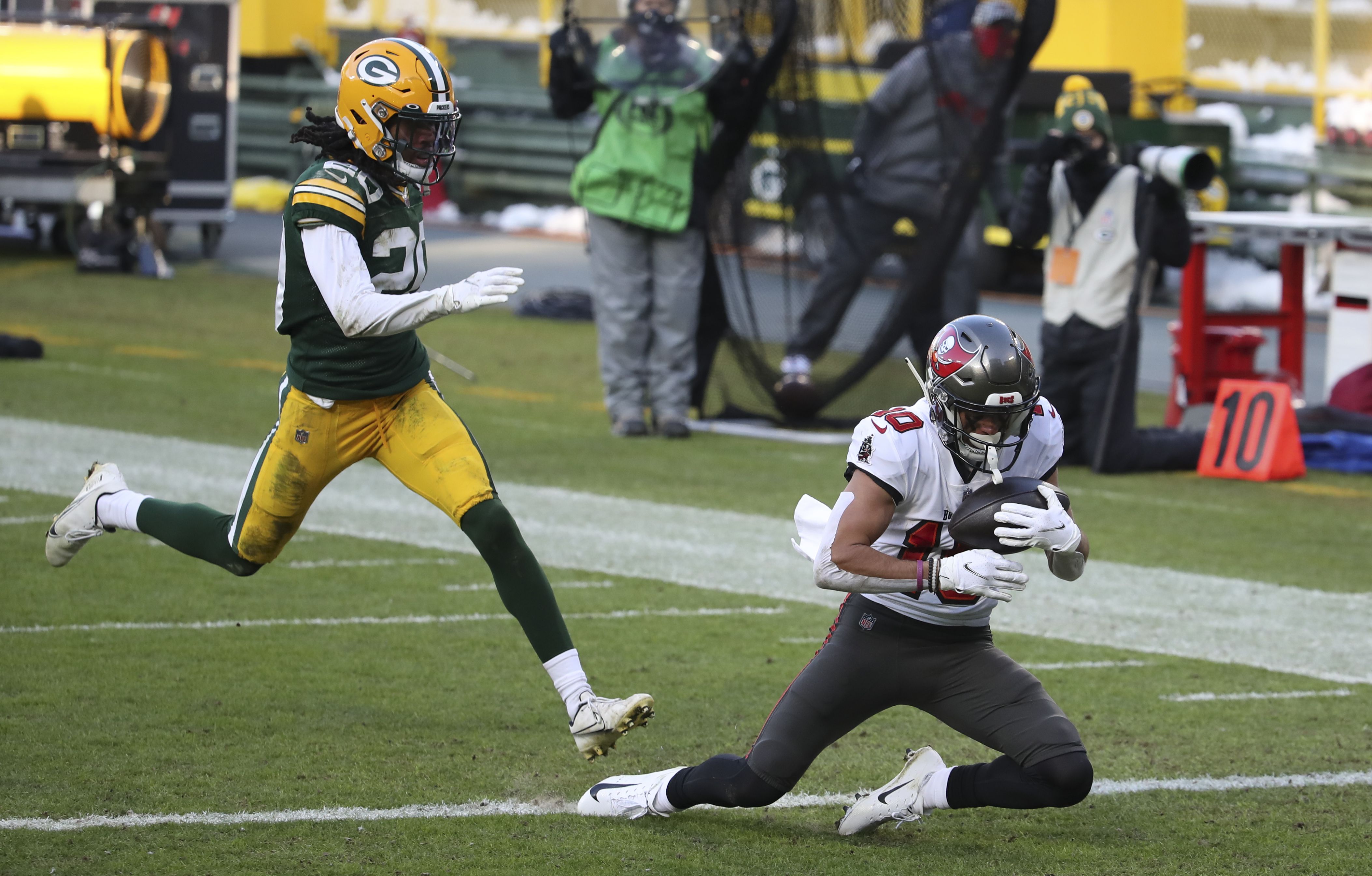 Packers' gaffe allows 39-yard TD for Bucs' Scotty Miller with :01 before  half - ESPN