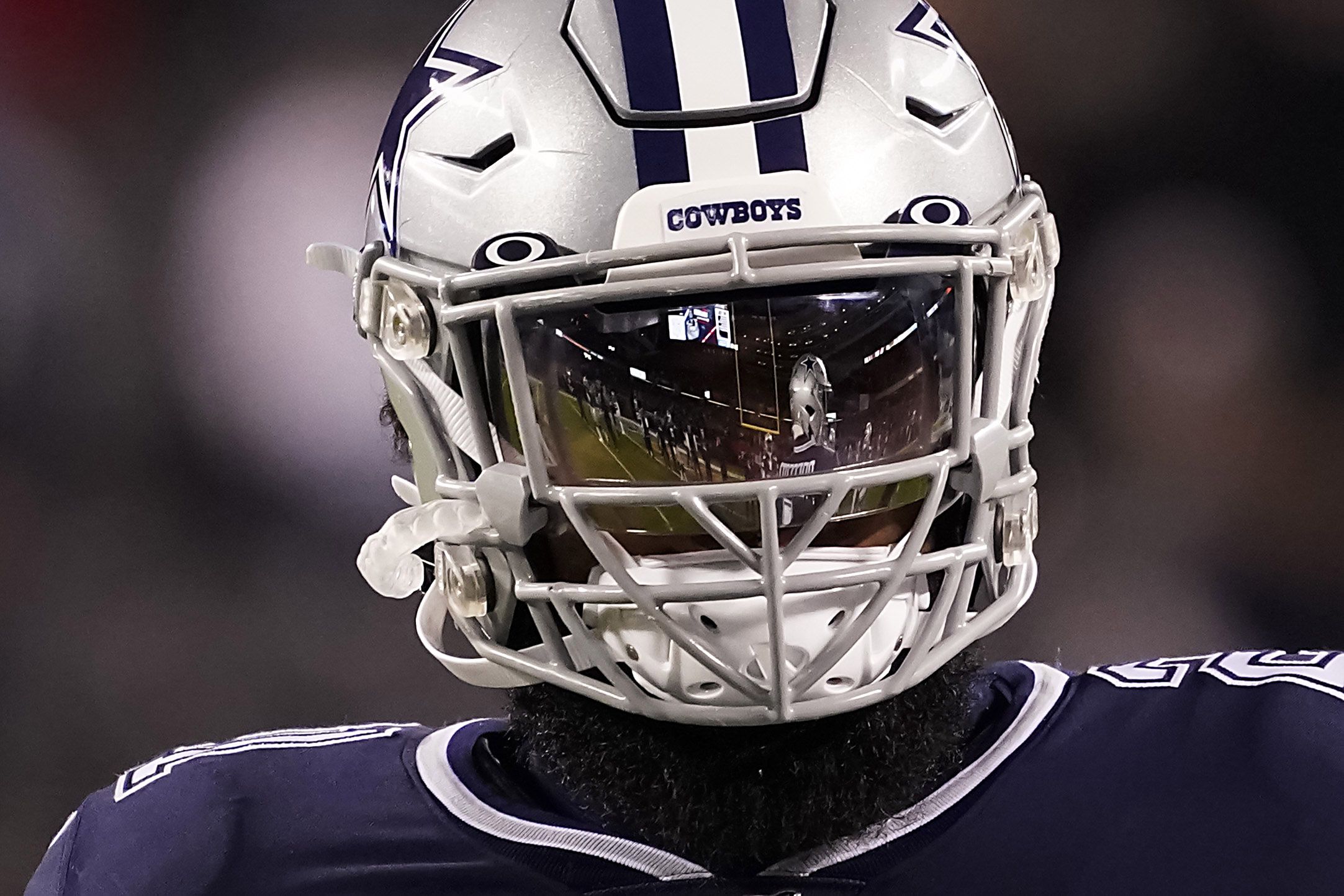 Look: Ezekiel Elliott Is Wearing A New Helmet This Year The