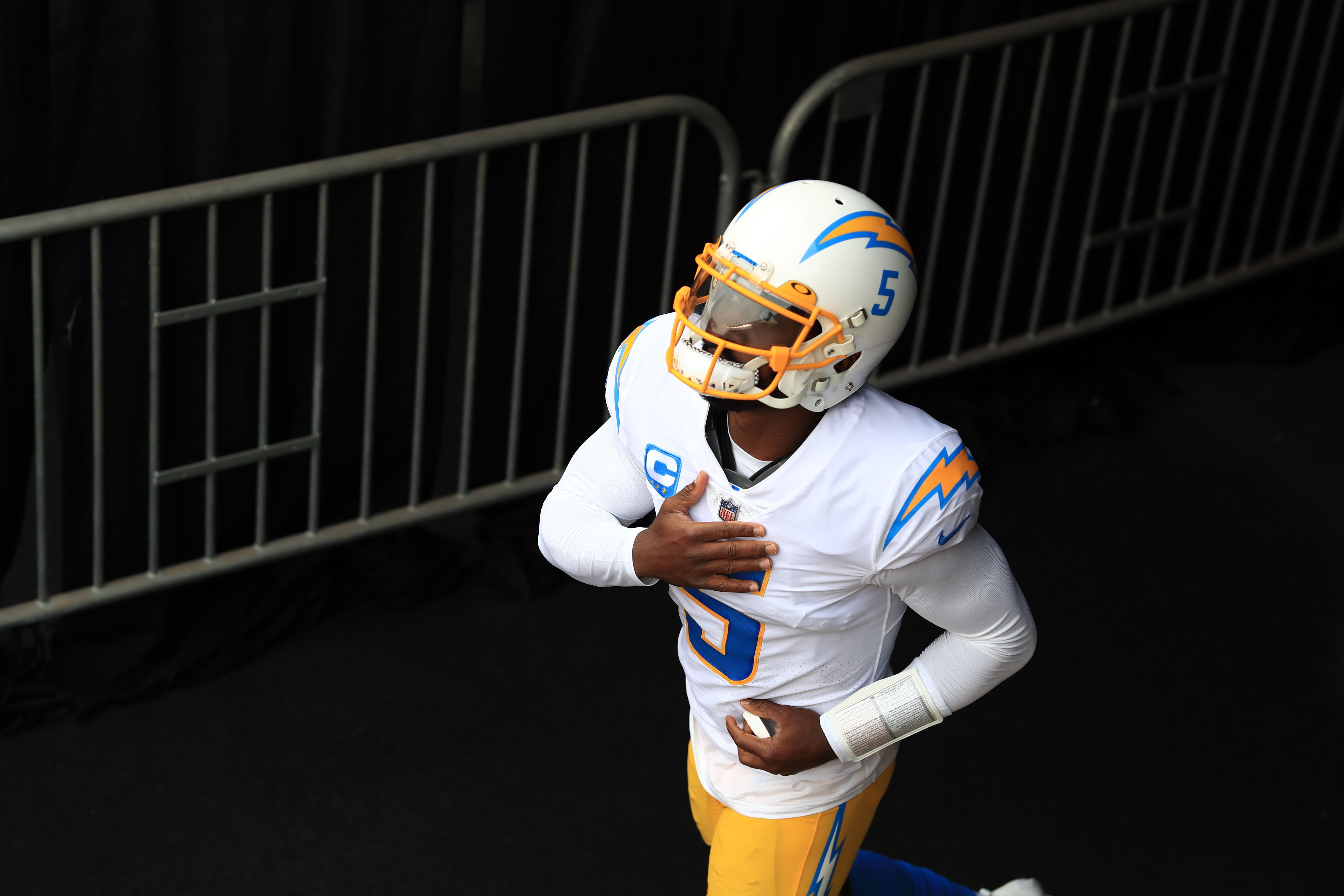 Tyrod Taylor injury: Chargers team doctor accidentally punctured QB's lung  with pregame injection (report) 