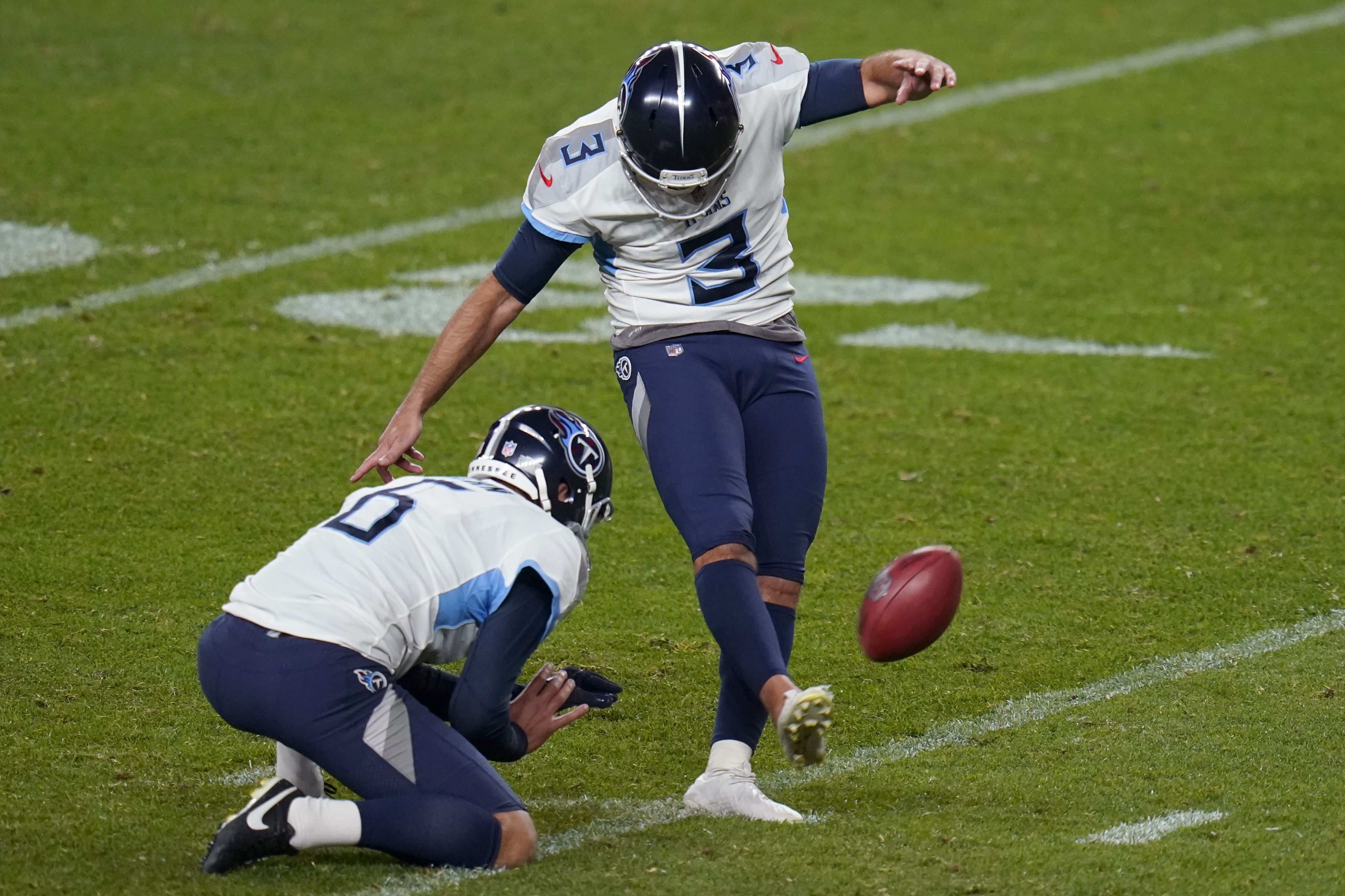 Gostkowski finally delivers in Titans' 16-14 win at Denver