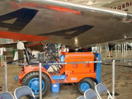 Vintage American Airlines tug gets retirement
