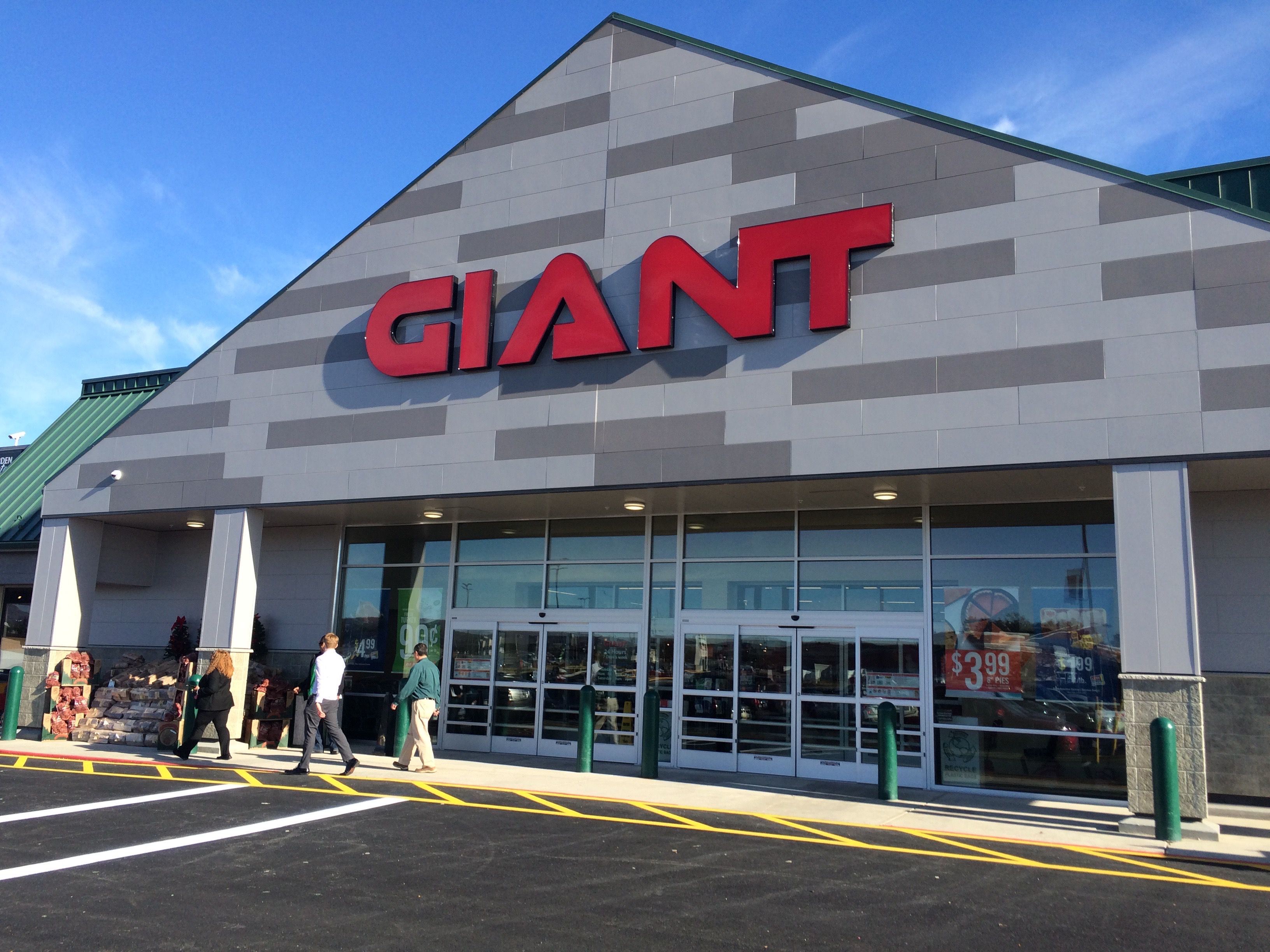 What time do Giant, Wegmans, Weis and Karns close on Christmas Eve