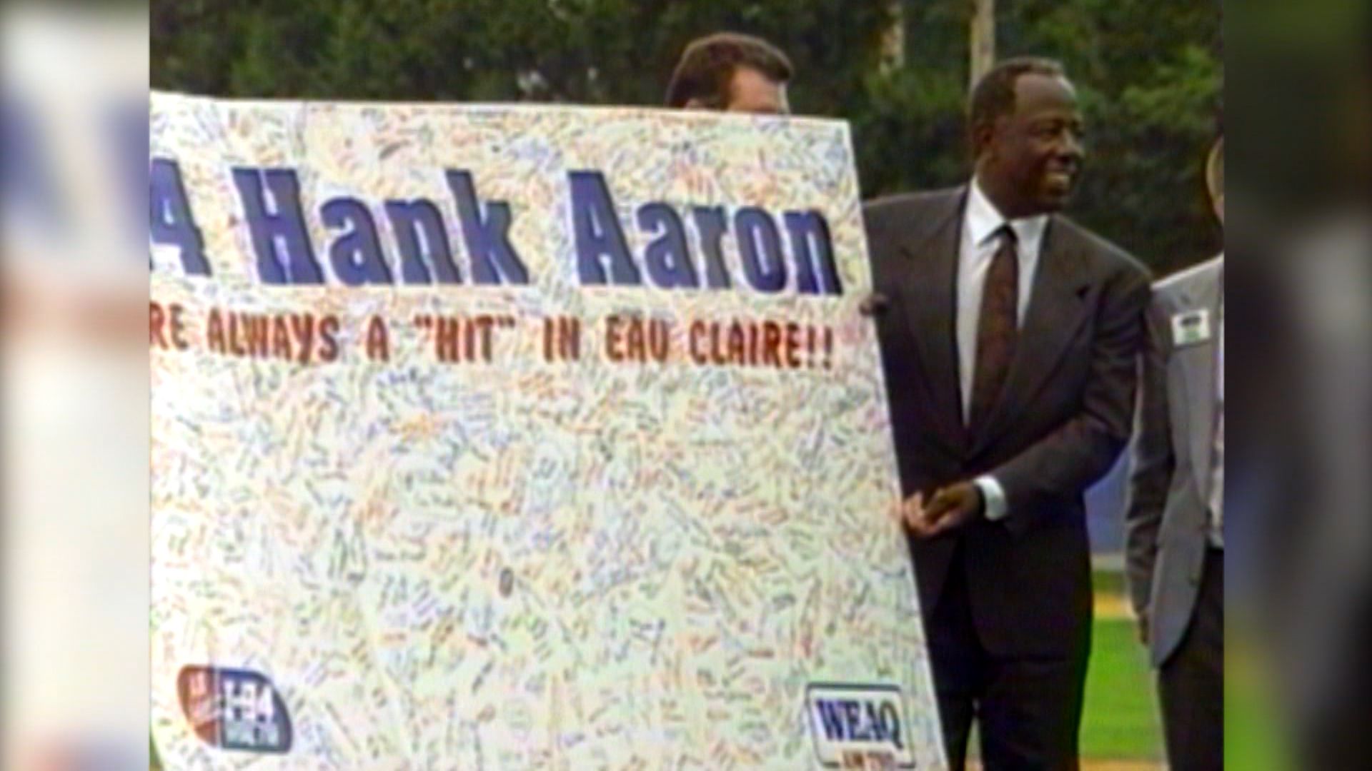 Download Hank Aaron Receiving Award Wallpaper