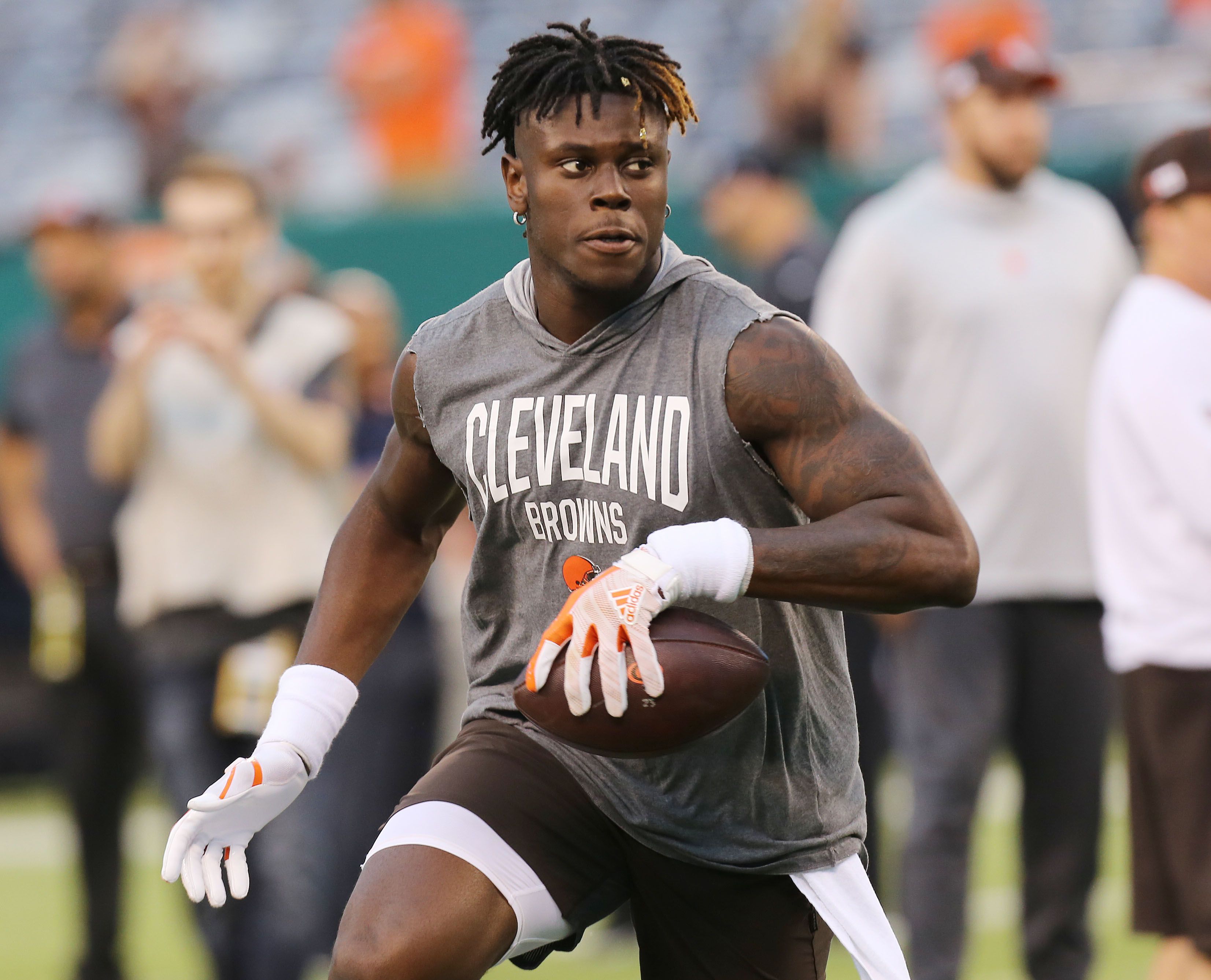 Miami receiver Evidence Njoku (83) poses with his brother, Cleveland Browns  tight end David Njoku, after the Miami NCAA college football Spring Game  Saturday, April 20, 2019, in Orlando, Fla. (Phelan M.