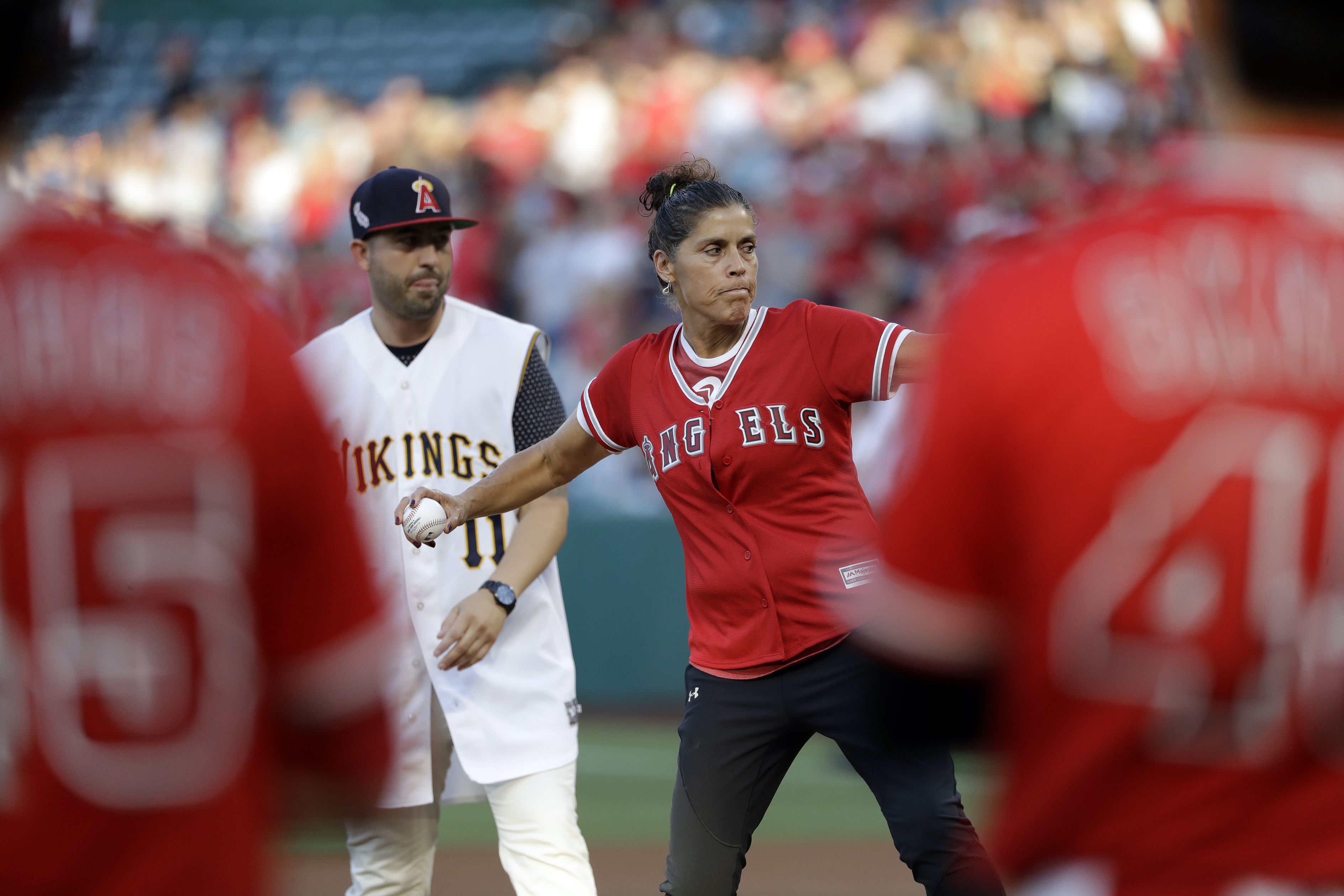 Love you Swaggy': Mom of late baseball star Tyler Skaggs throws ceremonial  pitch on emotional night — RT Sport News