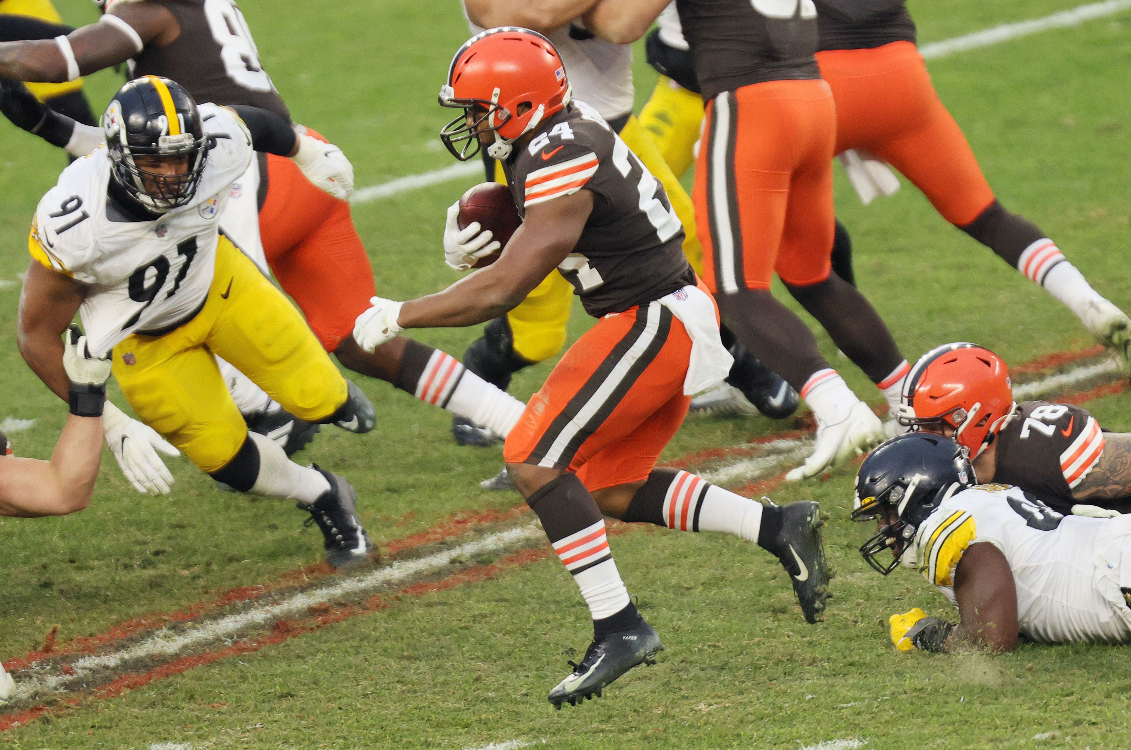 Browns end long playoff drought, survive late Steelers rally