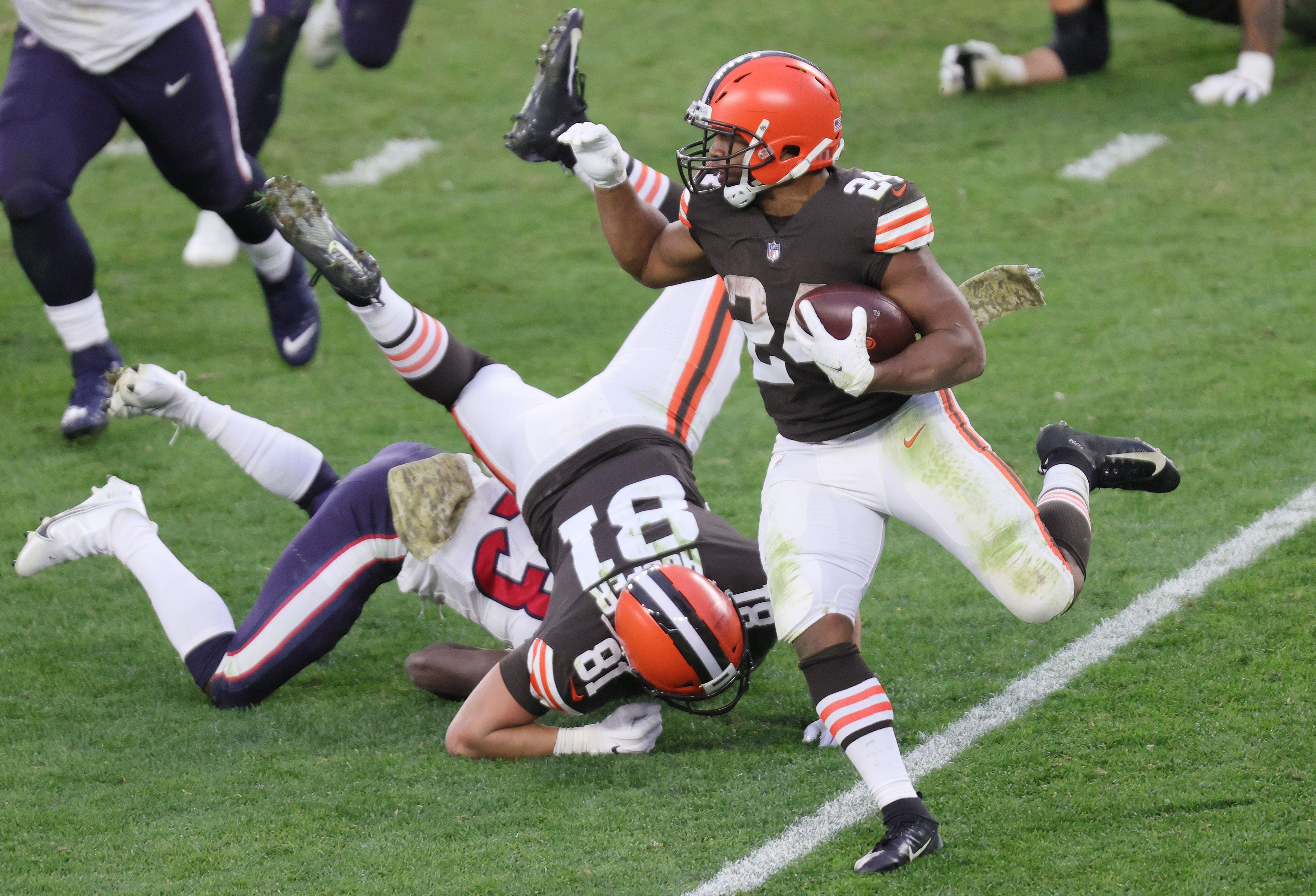 Browns vs. Texans game in weather delay due to high winds and hail in  Cleveland 