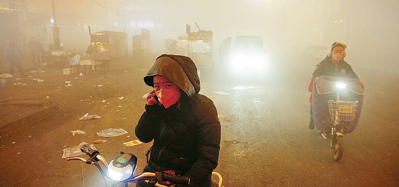 people-make-their-way-through-heavy-smog-on-36069030