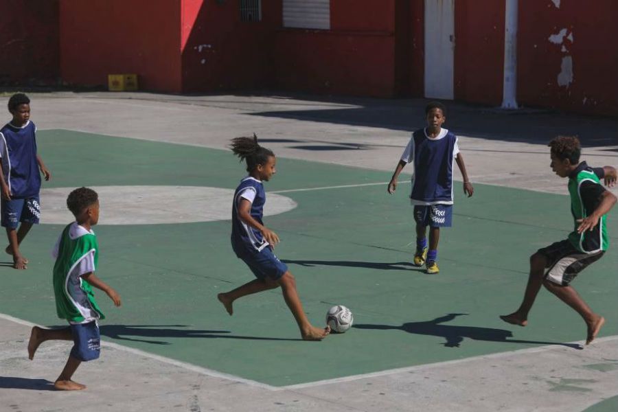 Jugar al fútbol Brasil