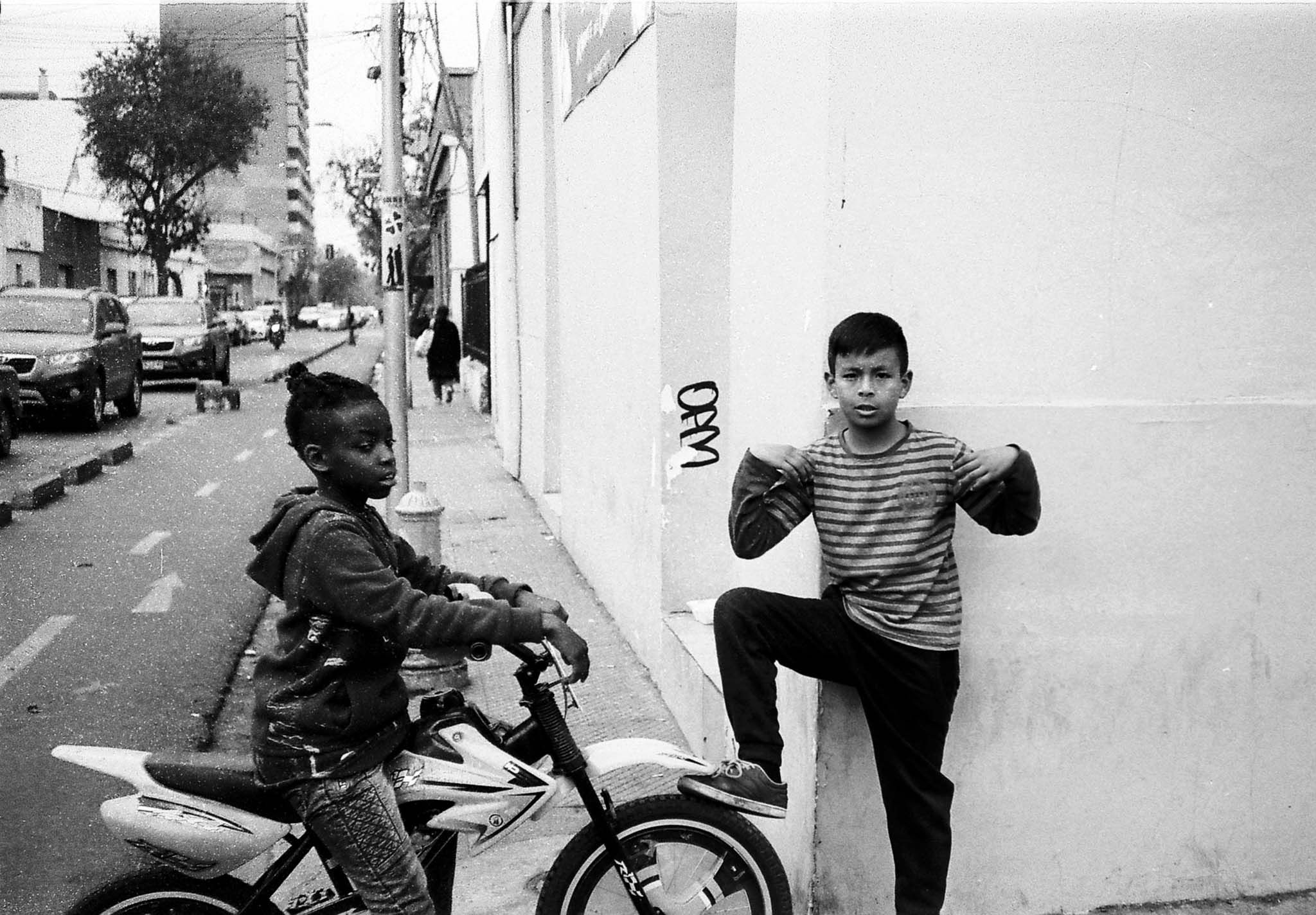 Ven a fotografiar
El Colectivo Mate, formado por la fotógrafa Marcela González Guillén, @marcegonzalezguillen, y la reportera gráfica Teresa Arana Migliassi, @t.aranamigliassi, hace una invitación abierta a: “Abrir un espacio de debate y potenciarse colectivamente, evidenciando la propia mirada, para acercar a los que alguna vez han sentido curiosidad de comunicar y desarrollar desde un discurso crítico, narrativo y visual”, dicen. @colectivomate