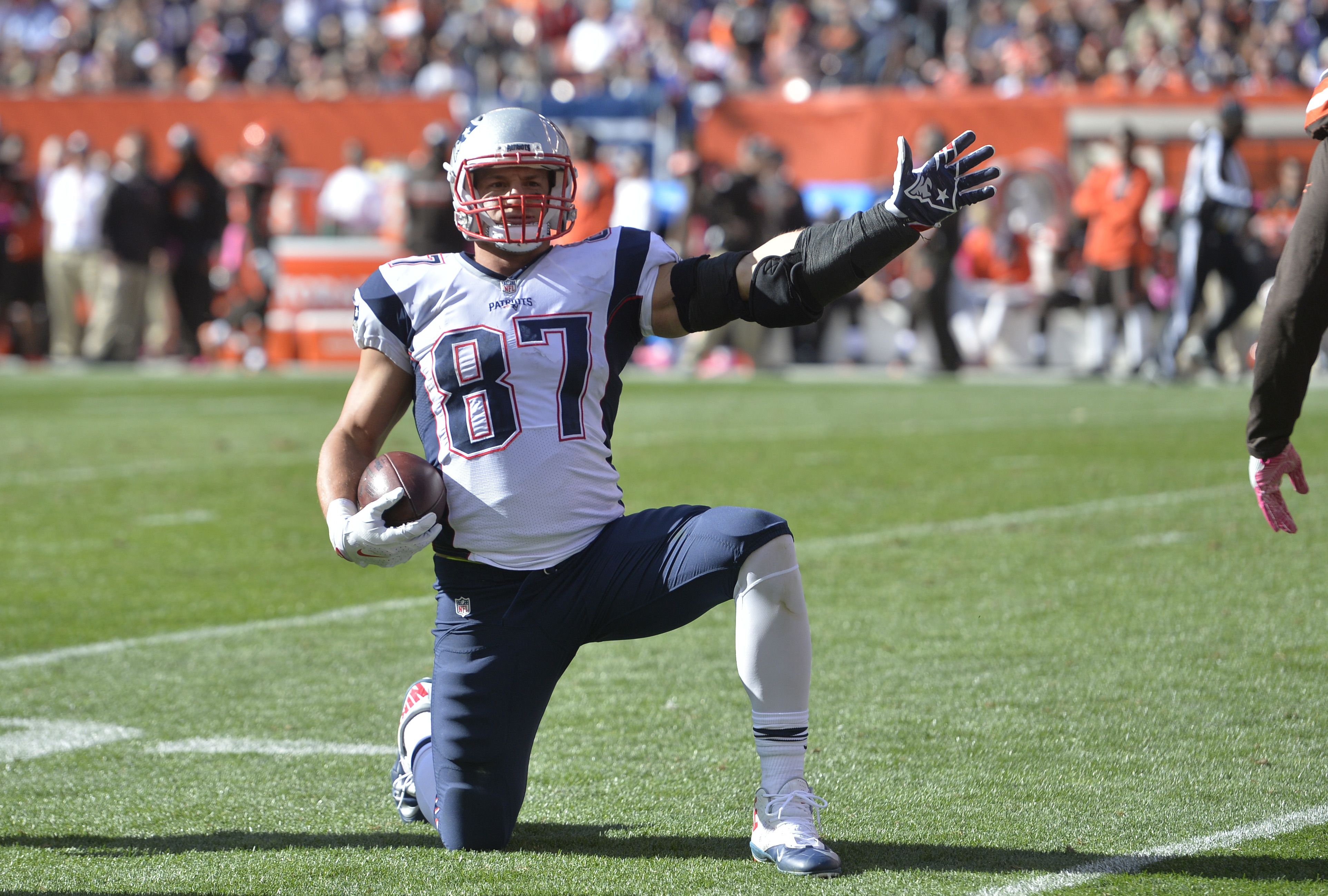 Patriots trade retired Rob Gronkowski to Buccaneers to reunite