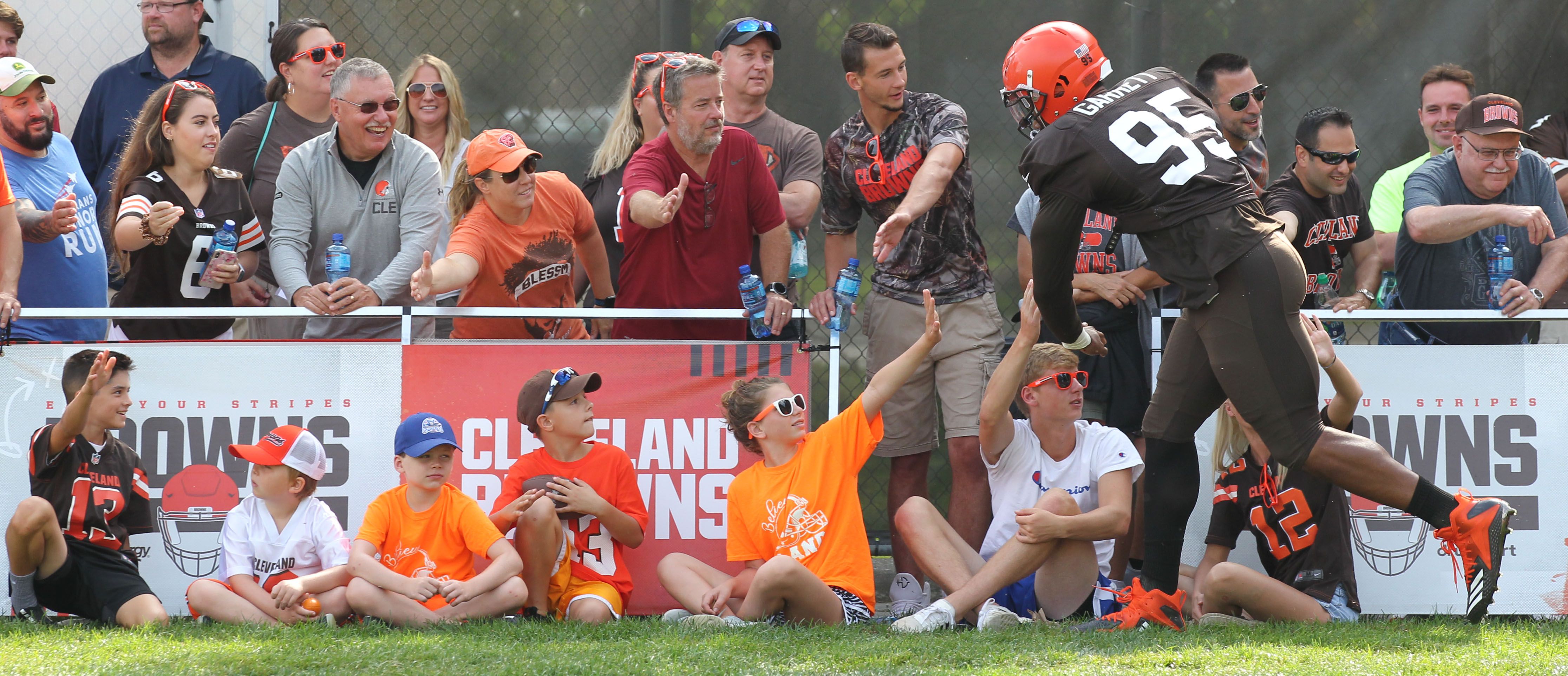 Browns training camp: Myles Garrett coaching up younger defensive ends -  Dawgs By Nature