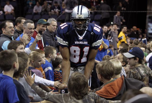 Terrell Owens catches 3 TDs in indoor league debut with Allen Wranglers -  ESPN