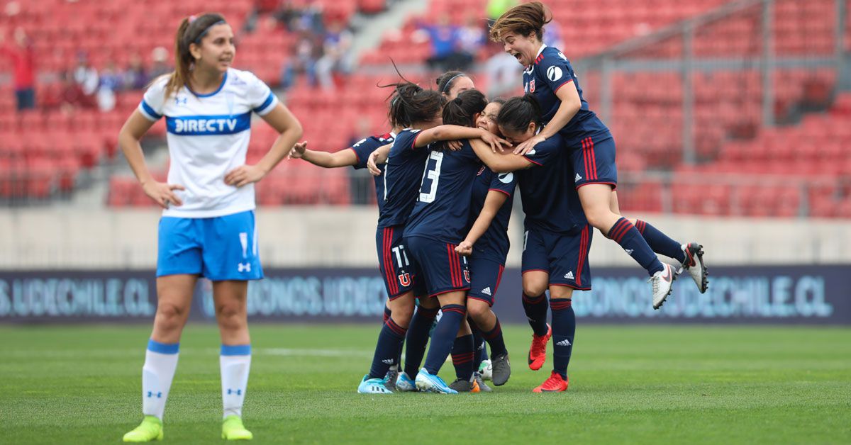 Las jugadoras de la U festejan uno de los goles azules ante la Universidad Católica, el pasado 25 de agosto en el Estadio Nacional. (Foto: www.udechile.cl).