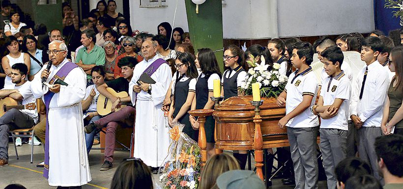 El velatorio de la profesora Doris Ahumada, efectuado ayer en la Escuela Emilia Lascar, de Peñaflor.