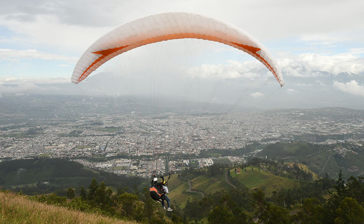 El parapentismo toma más vuelo en los cielos de Ibarra