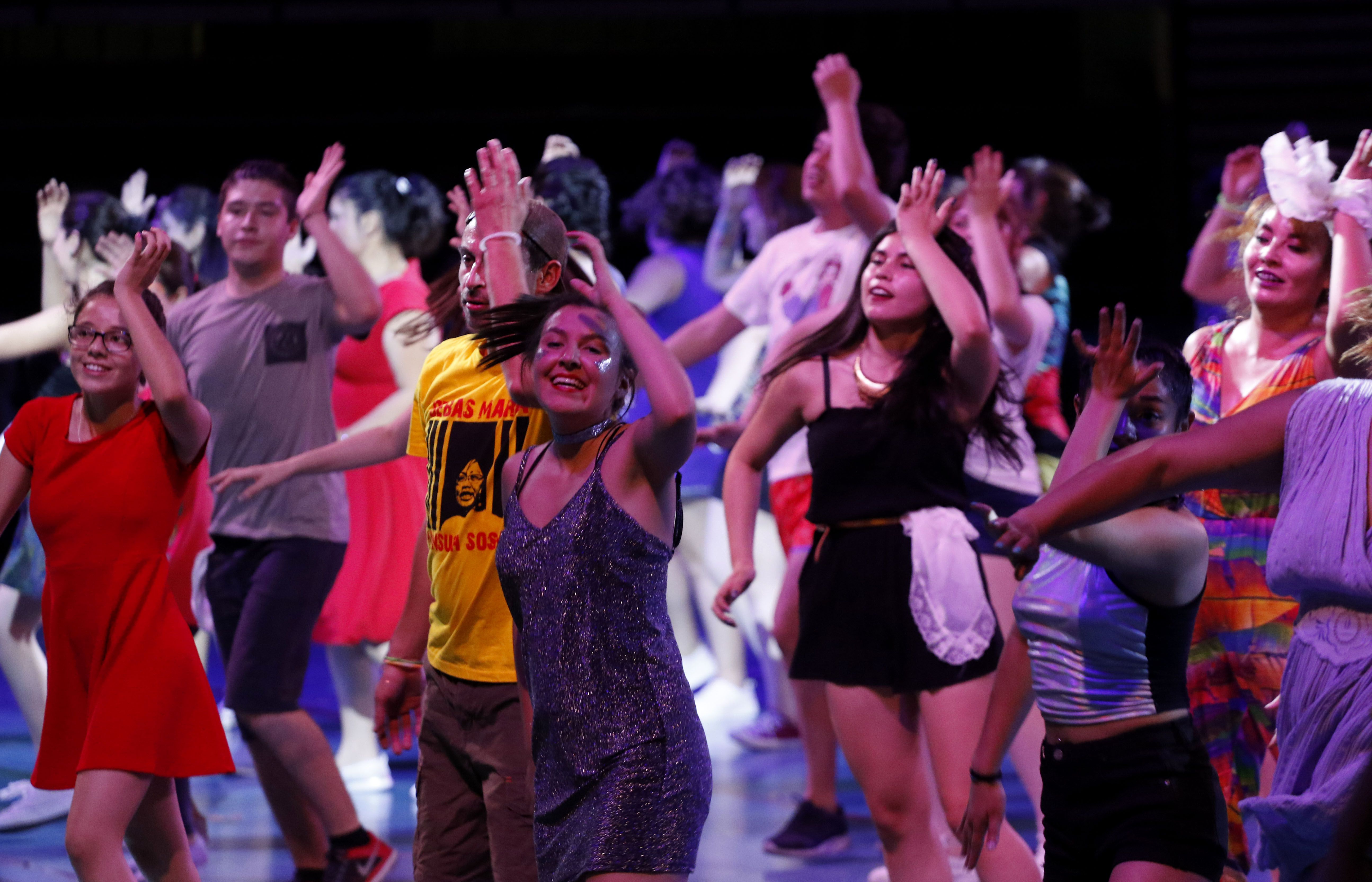 Chilenos bailando.