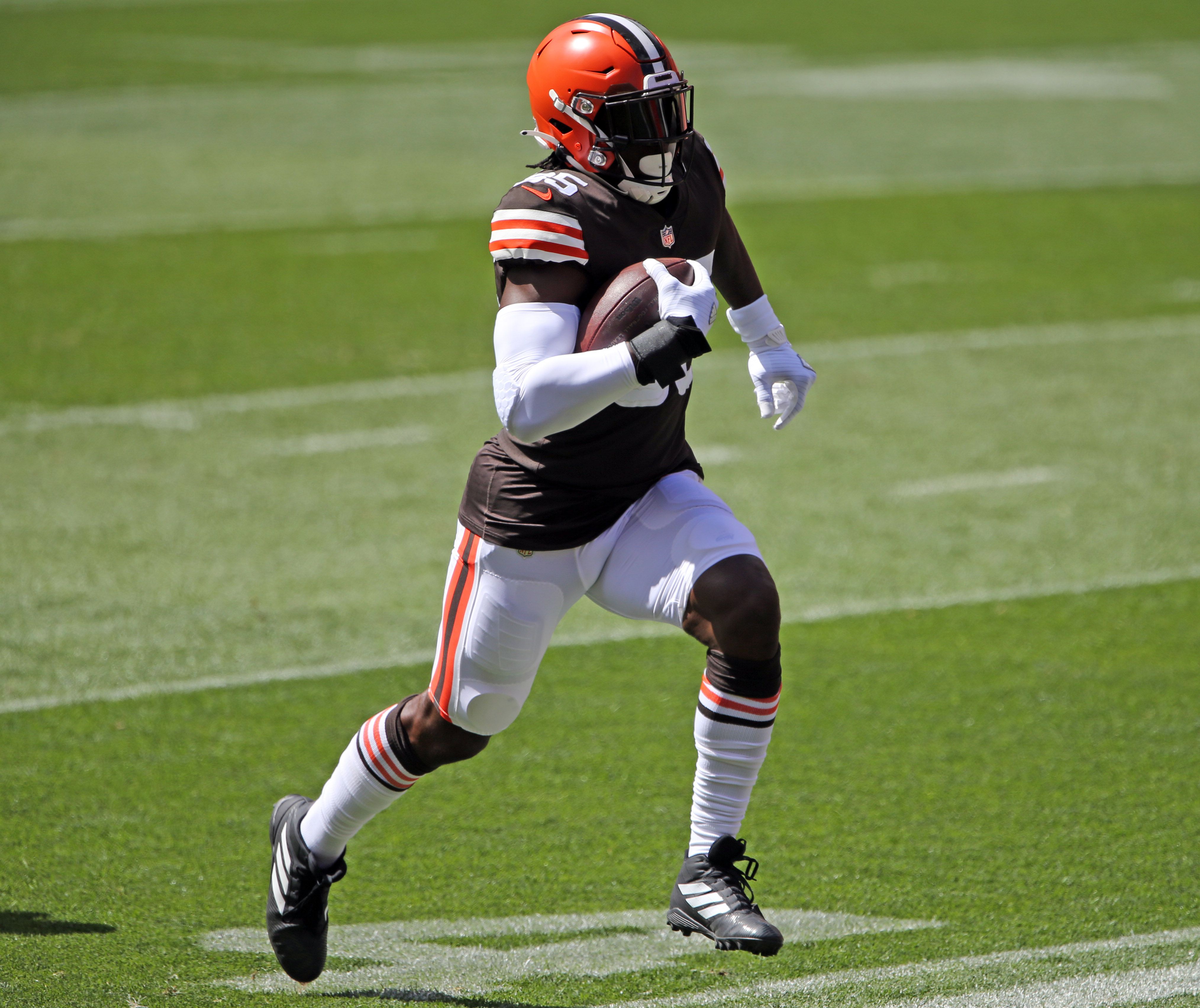 David Njoku keeps Browns hopes alive with one-handed TD catch