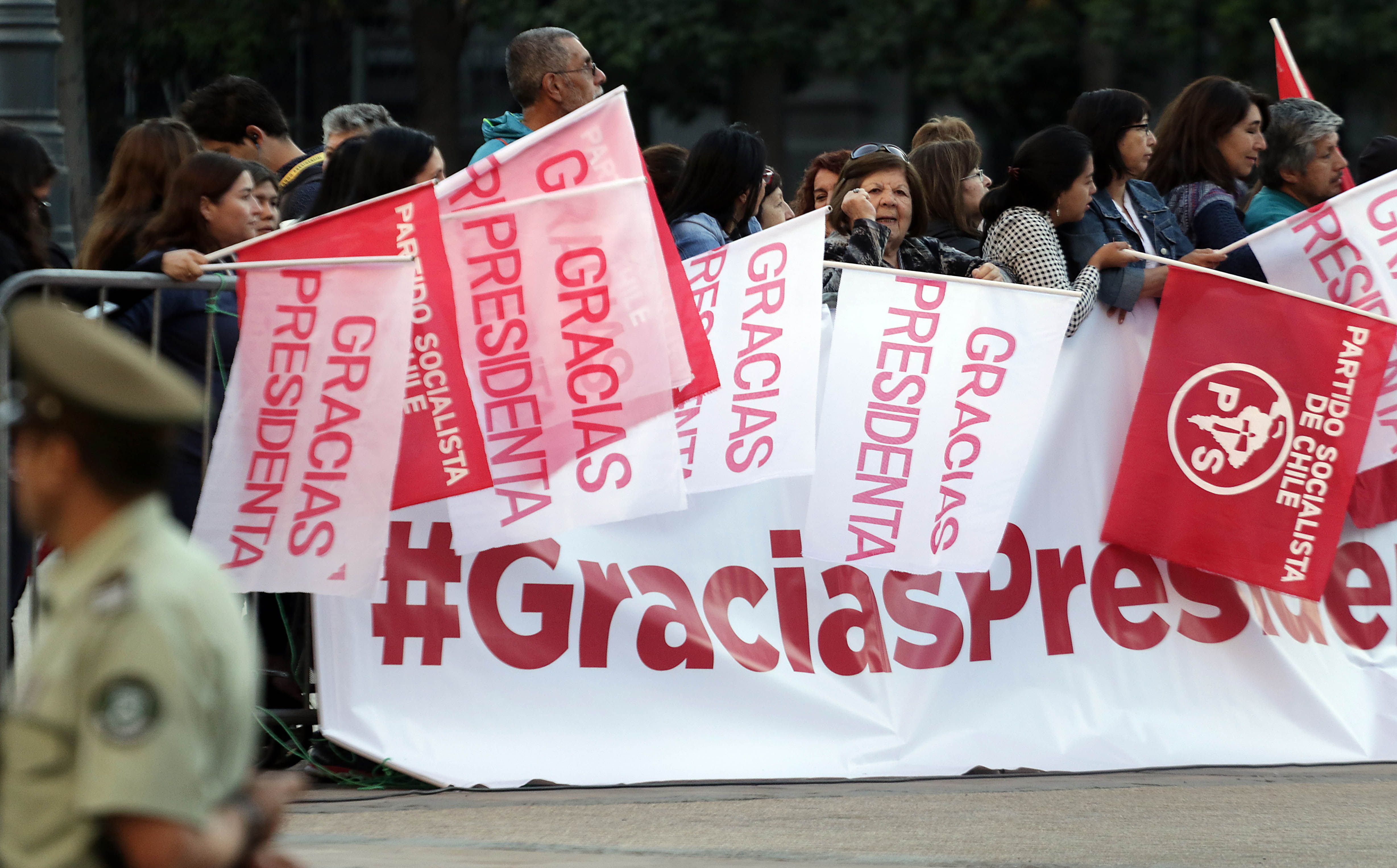 Decenas de personas llegan a despedir a Michelle Bachelet a La Moneda