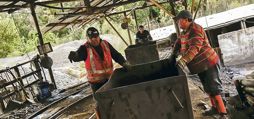 Trabajadores del yacimiento Santa Ana, sacando carbón para preparar las galerías.