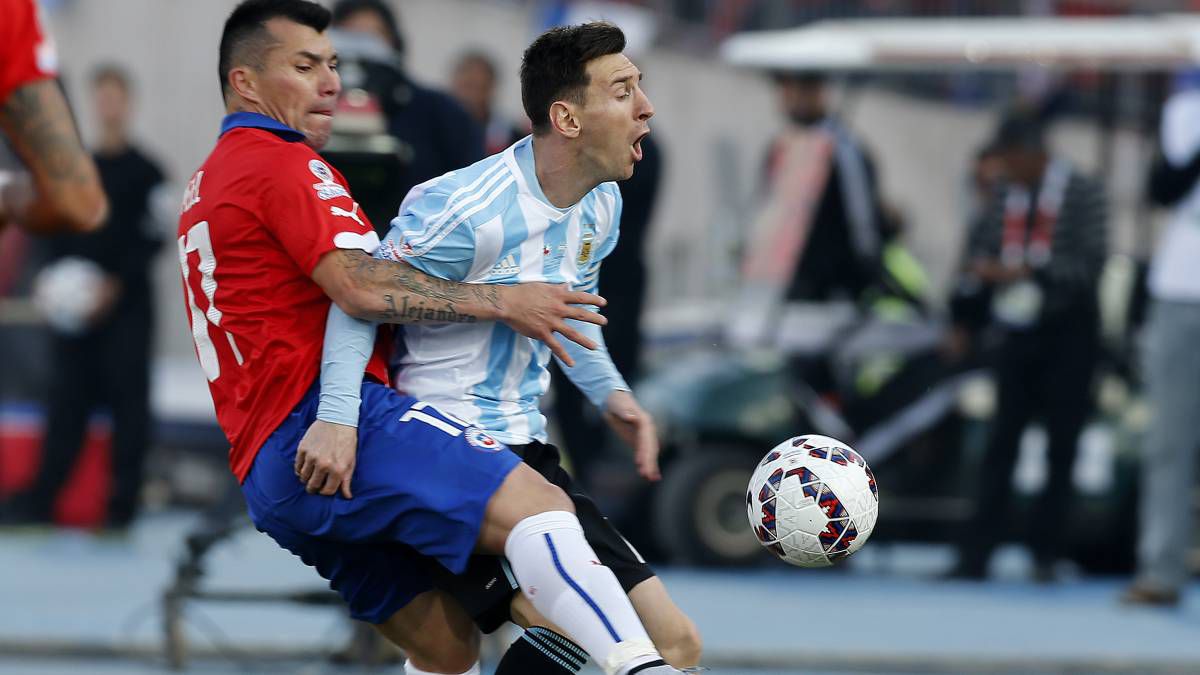 Patada de Medel a Messi