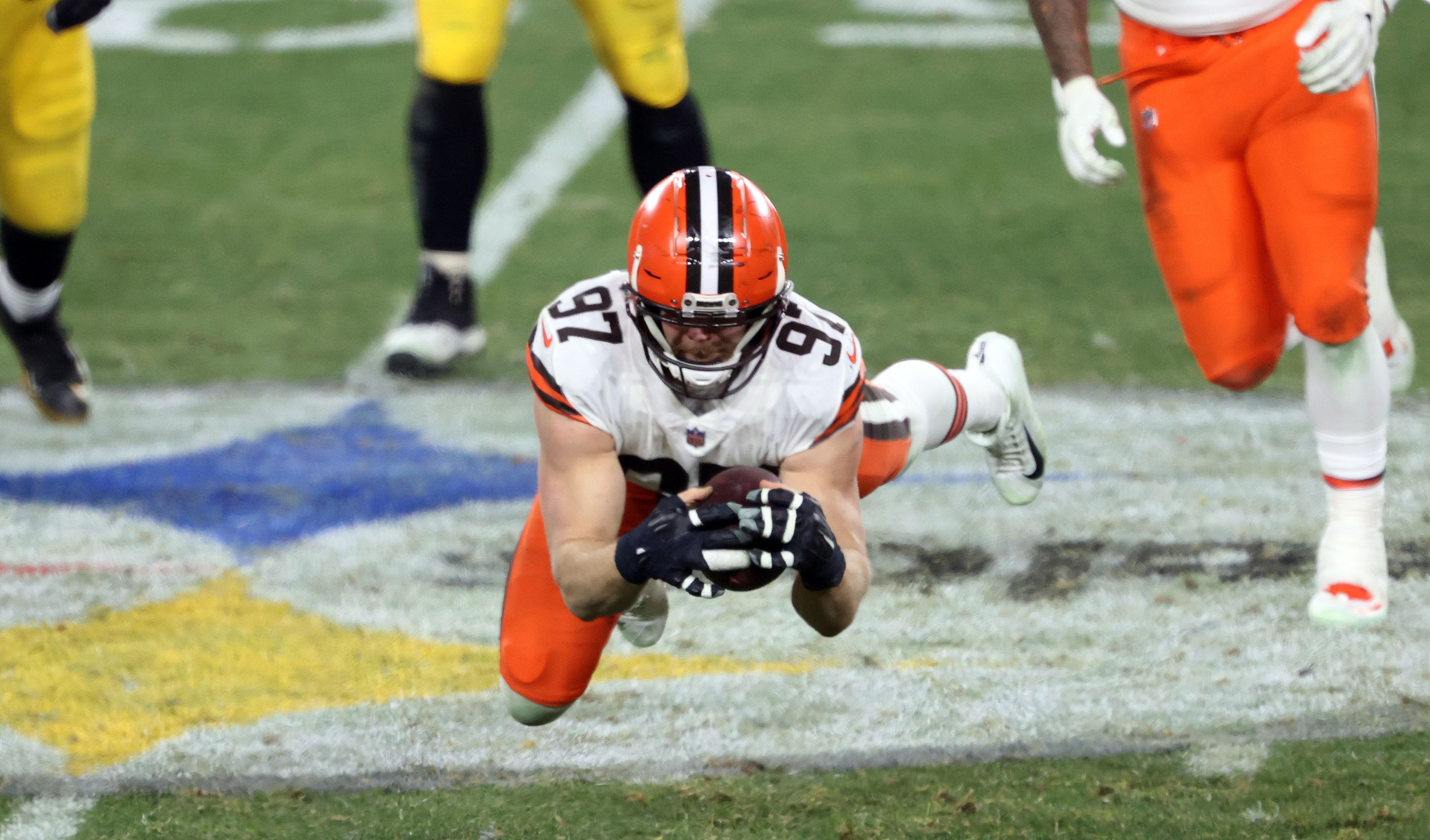 Browns stun Steelers, 48-37