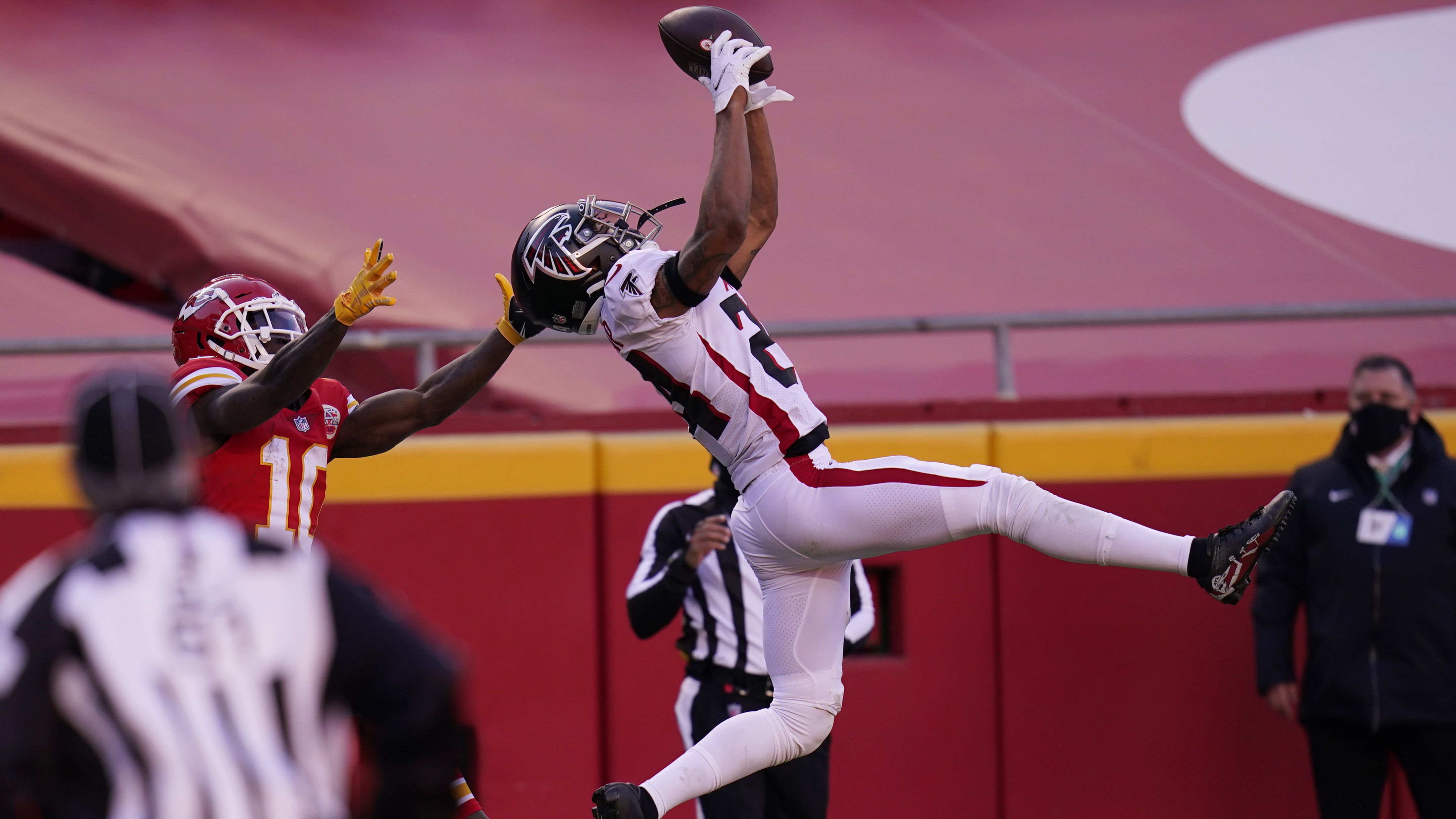 Watch: Falcons LB Foye Oluokun picks off Patrick Mahomes in red zone