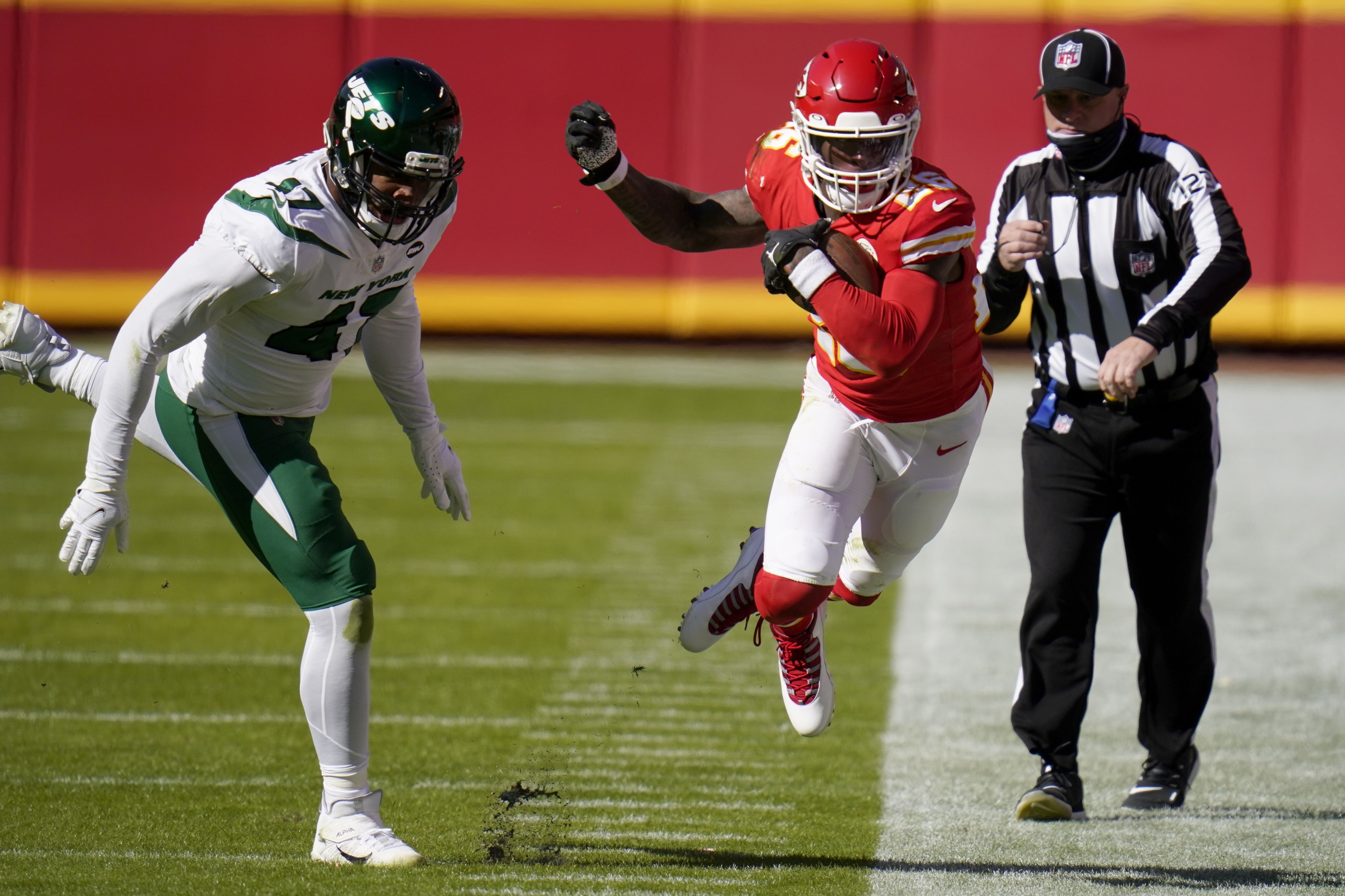 Mahomes throws 5 TD passes as Chiefs romp past Jets, 35-9