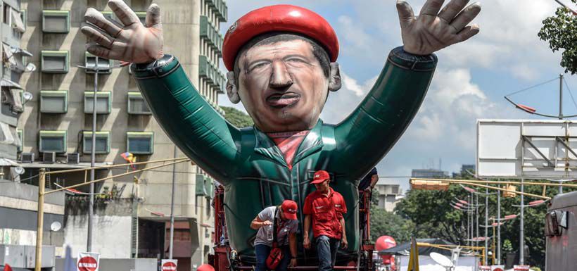 Partidarios de Maduro despliegan un muñeco inflable de Hugo Chávez, durante una manifestación en Caracas