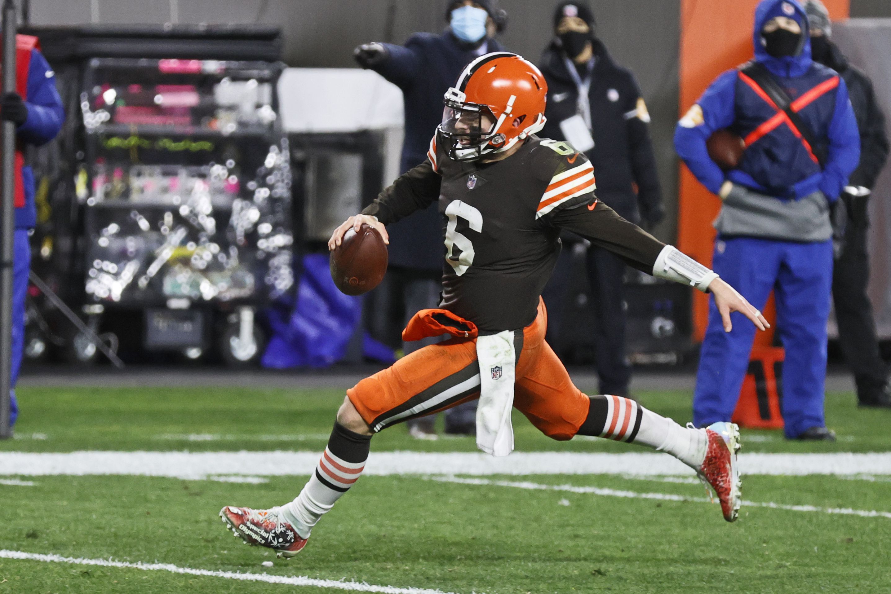 Watch Kareem Hunt catch a 22-yard TD pass from Baker Mayfield with 1:04  left to tie Baltimore 