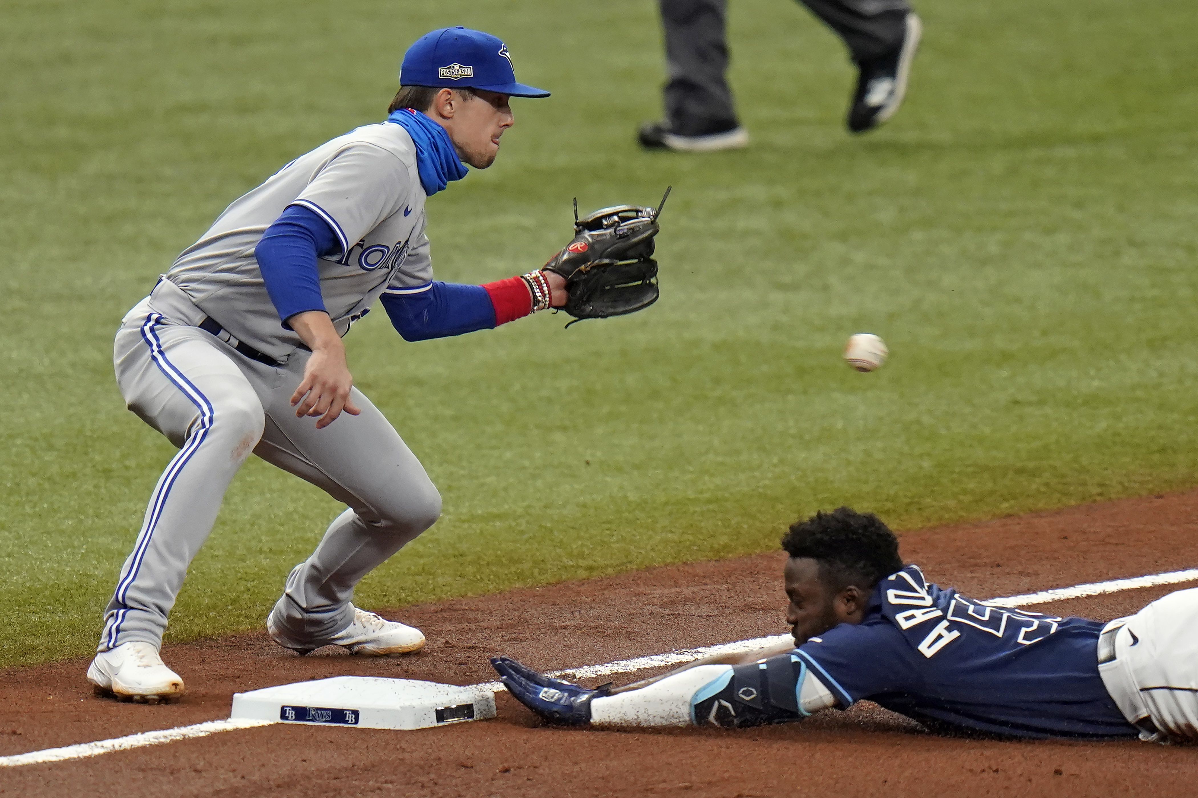 Blue Jays pitcher Hyun Jin Ryu leaves game after being struck by liner on  right knee