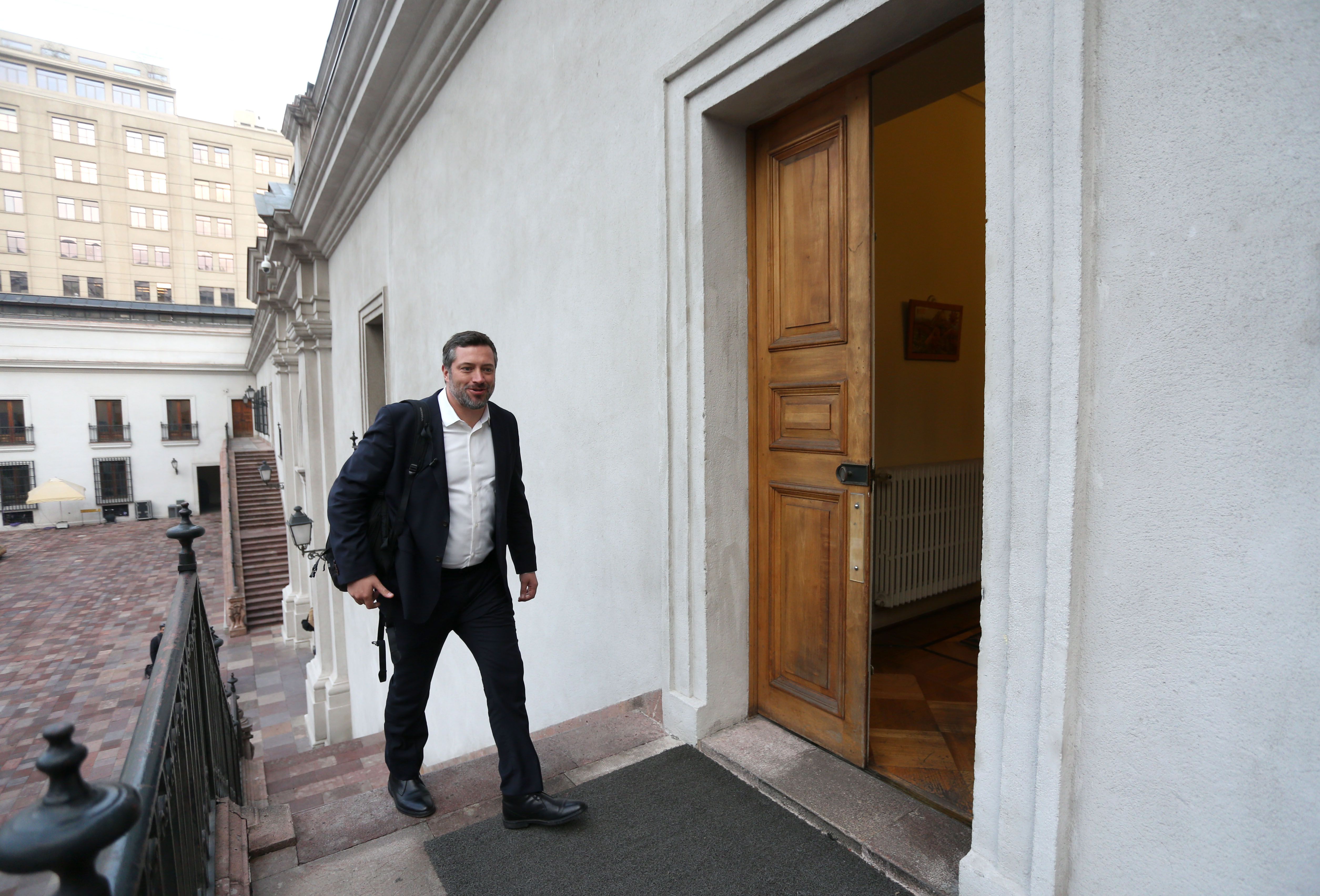 Sebastián Sichel en las escaleras de La Moneda.