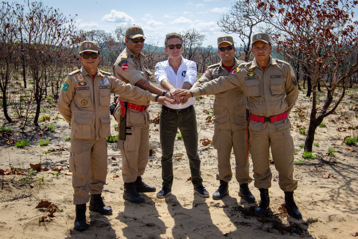 Extreme-E-founder-and-CEO-Alejandro-Agag-joined-by-members-of-the-Santarém-4-Firefighter-Battalion-in-the-Amazon-Colonel-Ney-Tito-Major-Celso-Piquet-Firefighter-Theissen-and-Firefighter-Martins.jpg