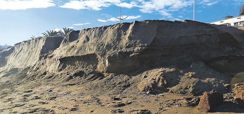 Acantilado de casi 3 metros en la playa Portales, Valparaíso, tras las marejadas del 26 de junio pasado.