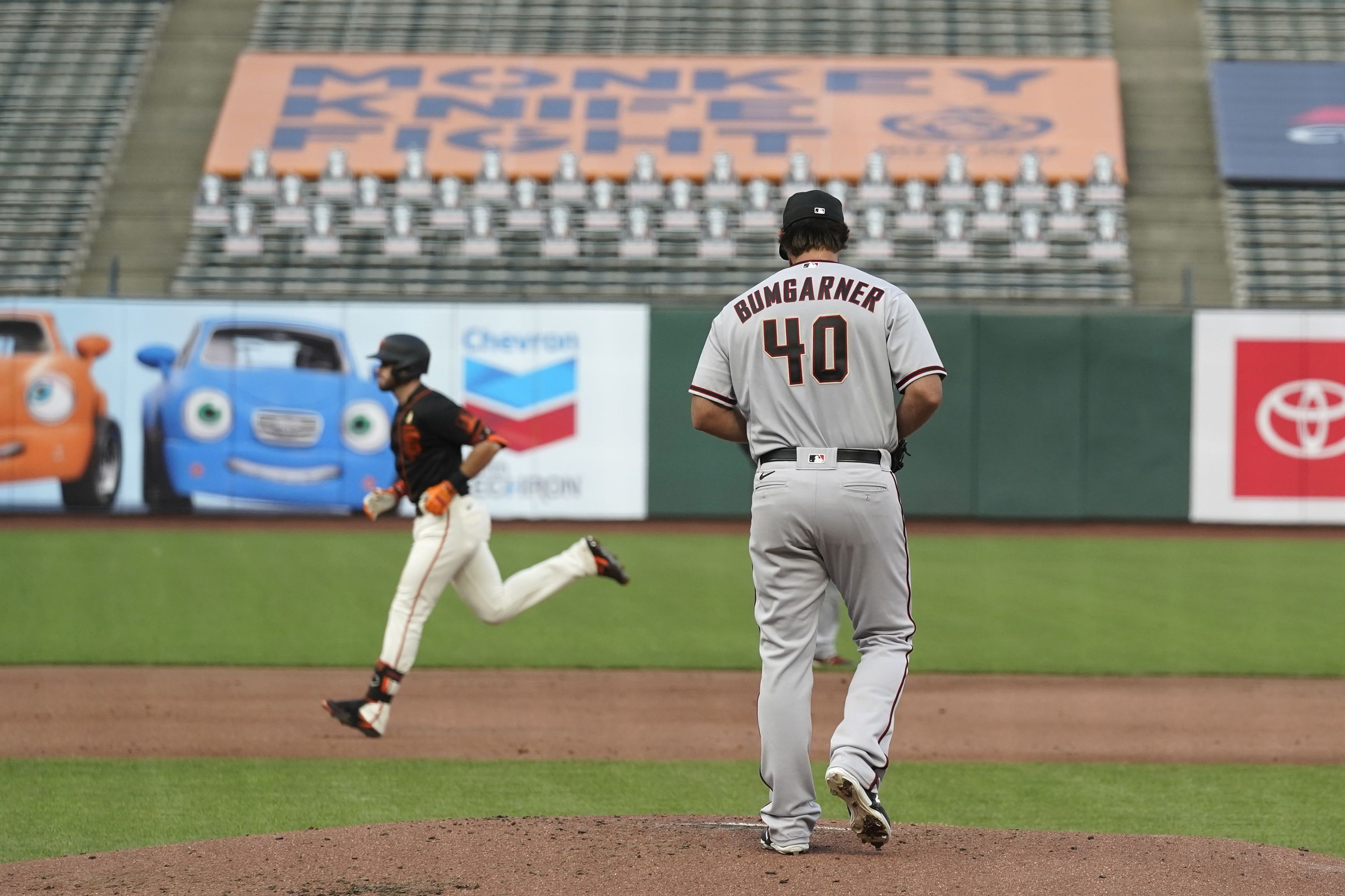 Giants spoil Bumgarner's return to SF, beat Diamondbacks 4-3