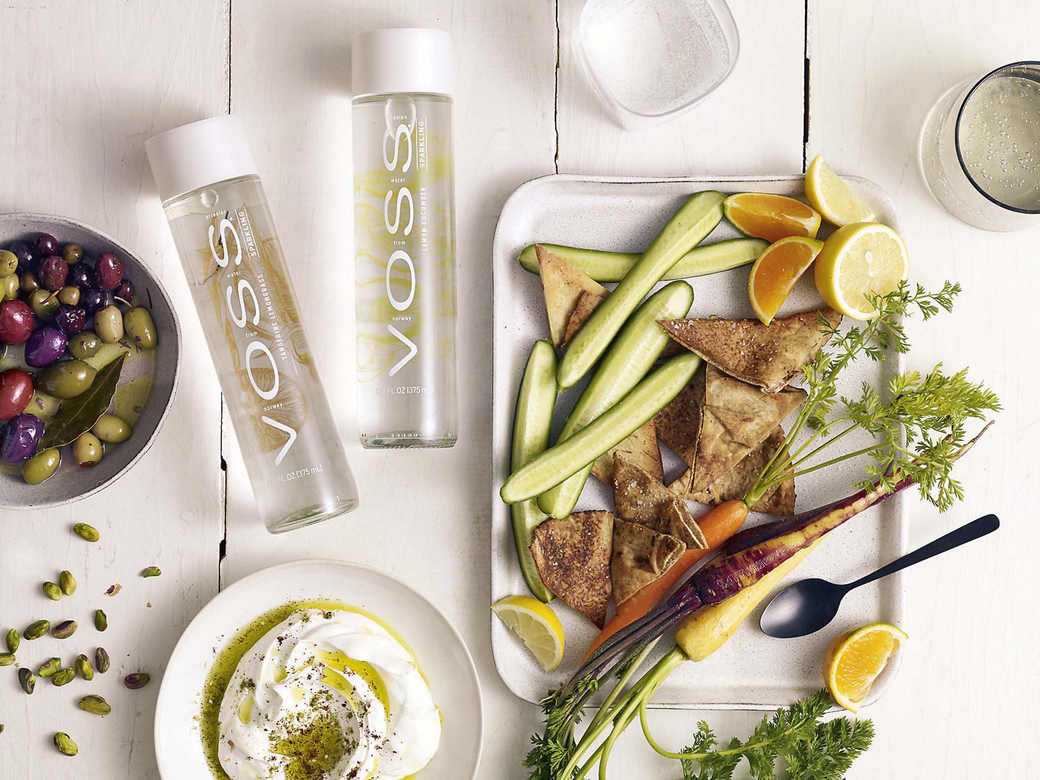 Imagen-VOSS-Flavored-Sparkling-with-Food.jpg