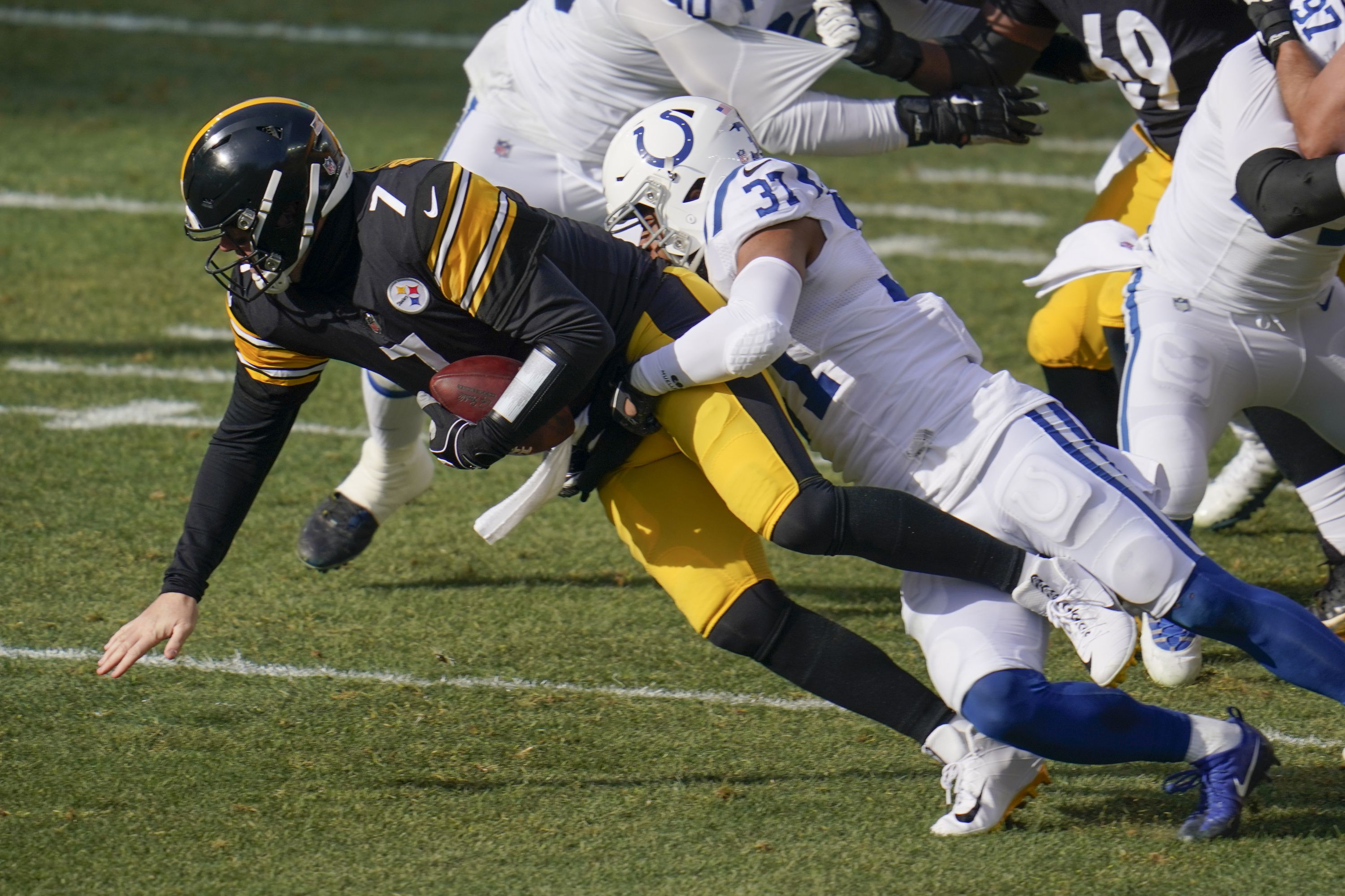 Steelers rally past Colts to lock up AFC North championship