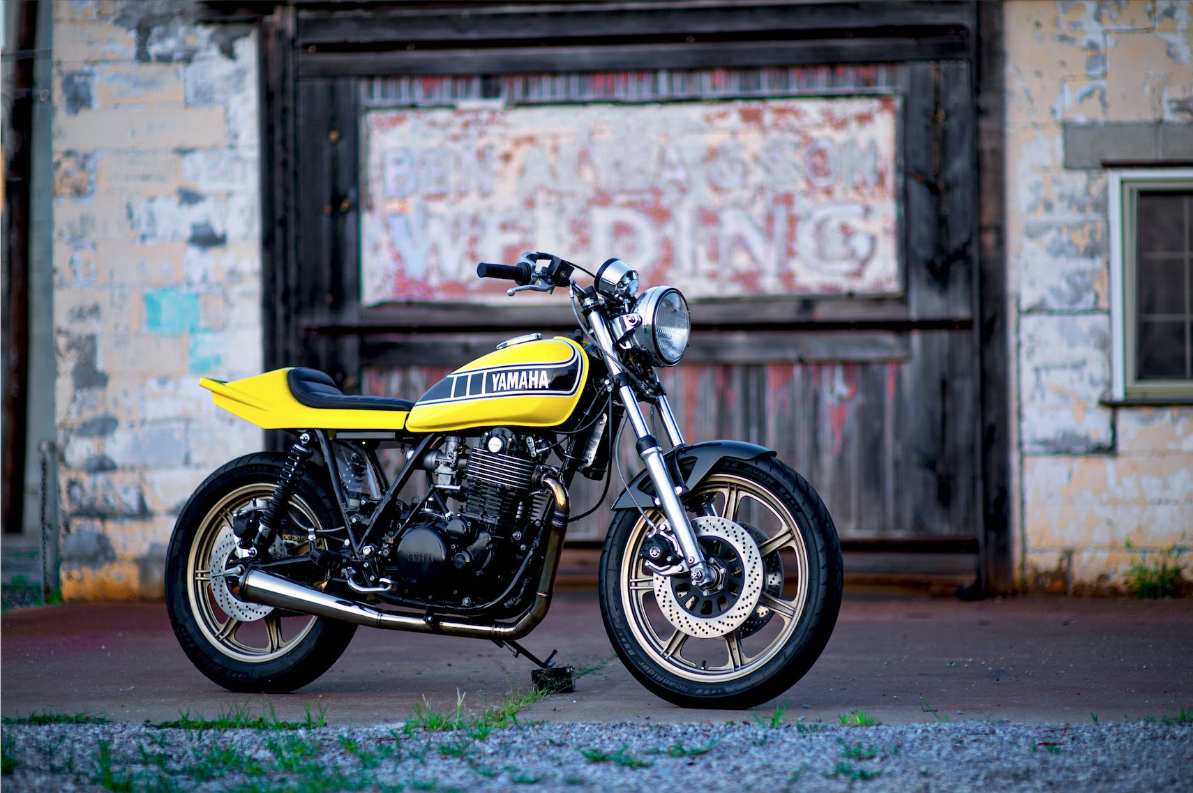 CAFE RACER - This Yamaha SR400 has had a colourful past over the last 40  years. The latest of which was at the hands of @blackcyclesaustralia where  it's been turned into a