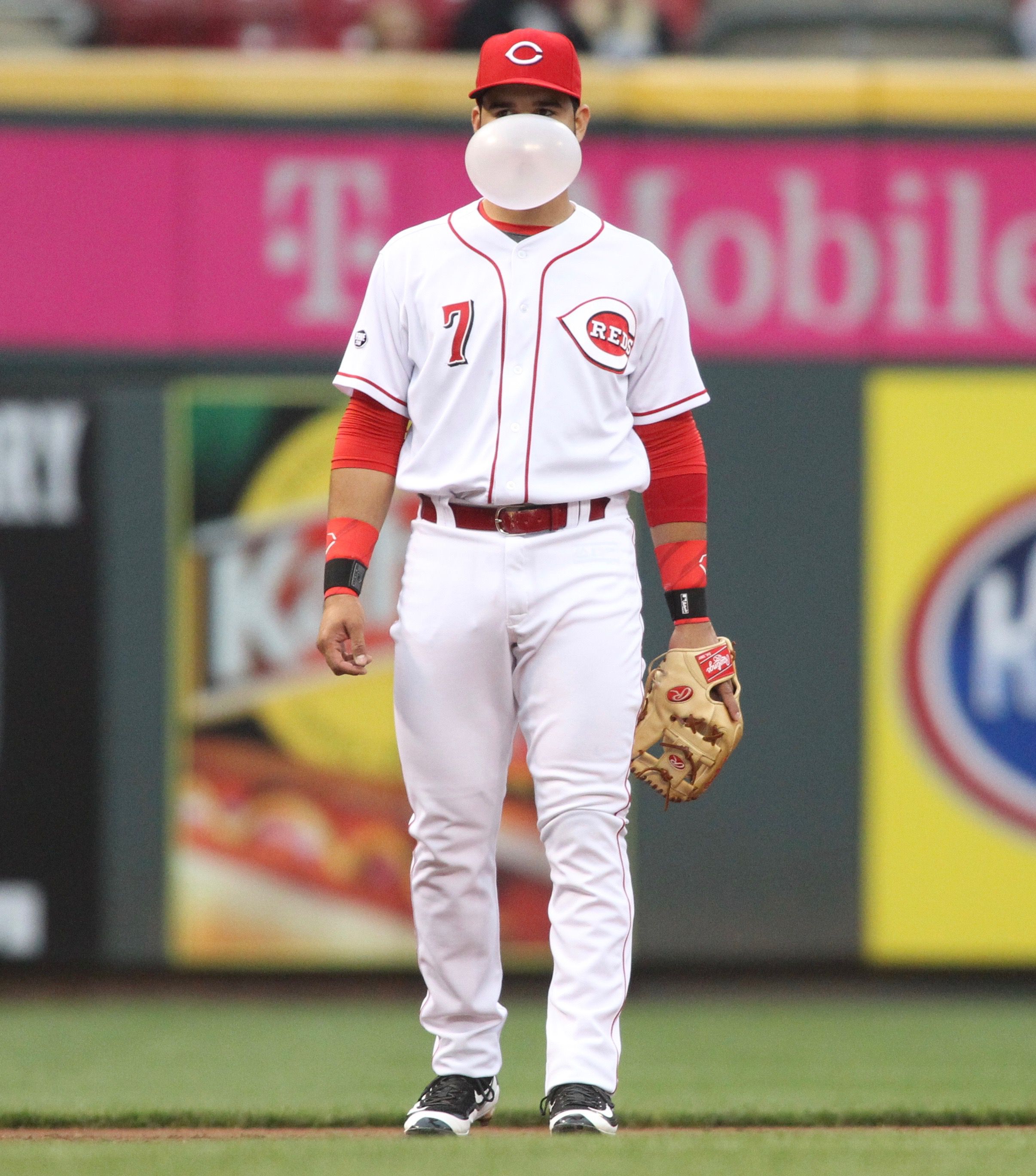 Sports snapshot: Rizzuto stuck to his bubble gum baseball ritual