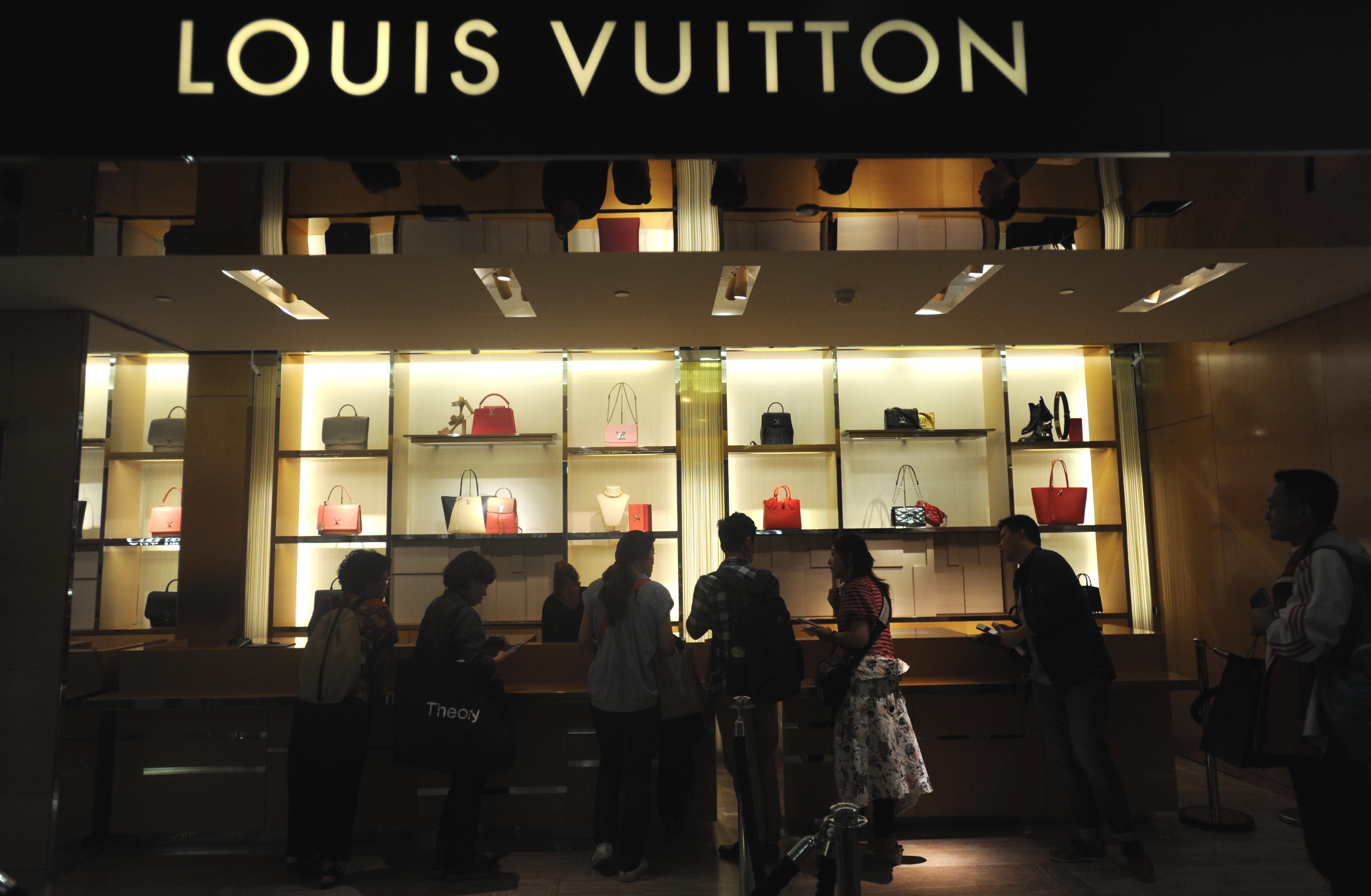 Presidential politics, high fashion meet at Louis Vuitton's