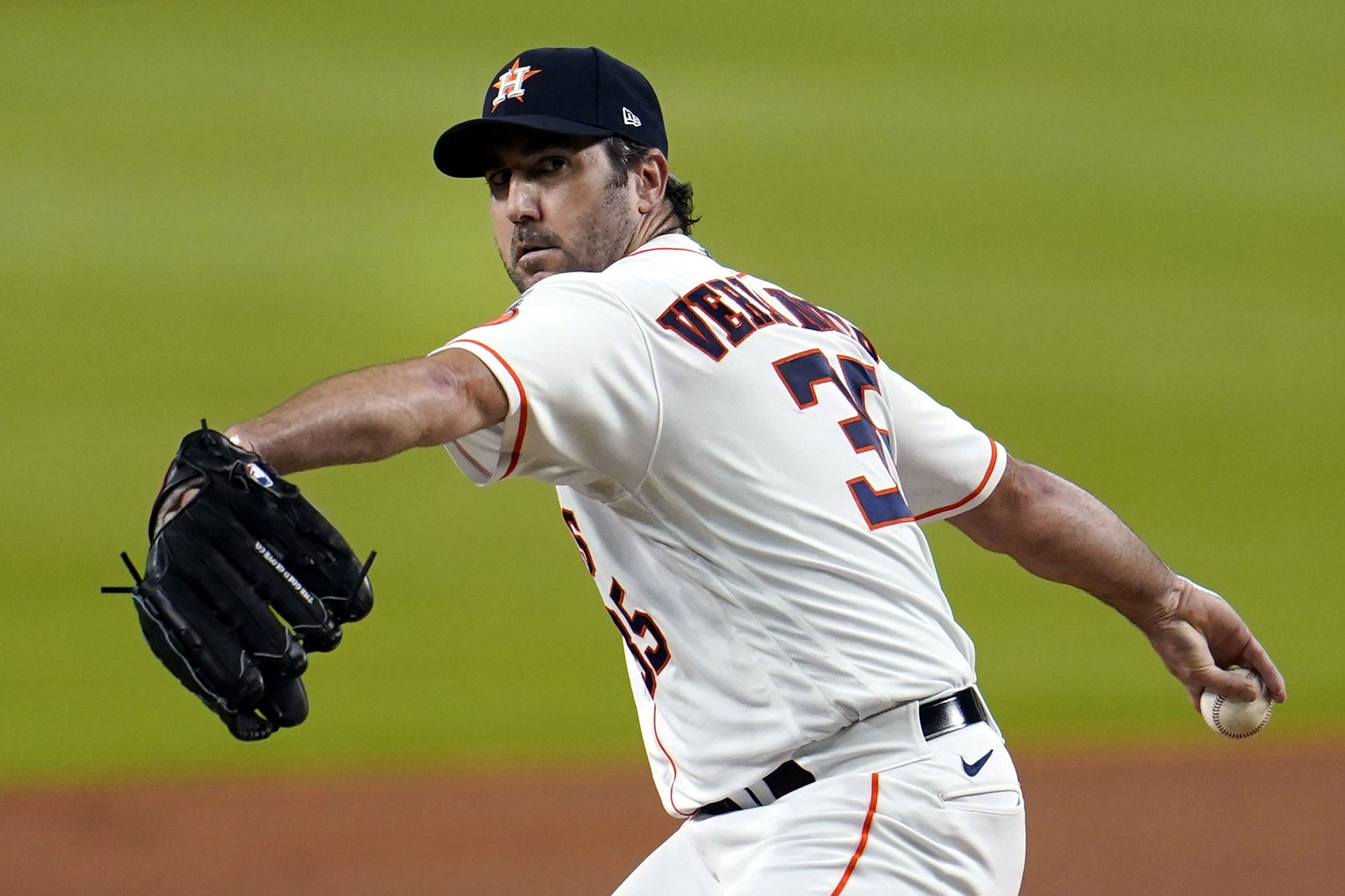 VIDEO: Justin Verlander's Mound Behavior Indicates He May Have Foreign  Substance on His Hat