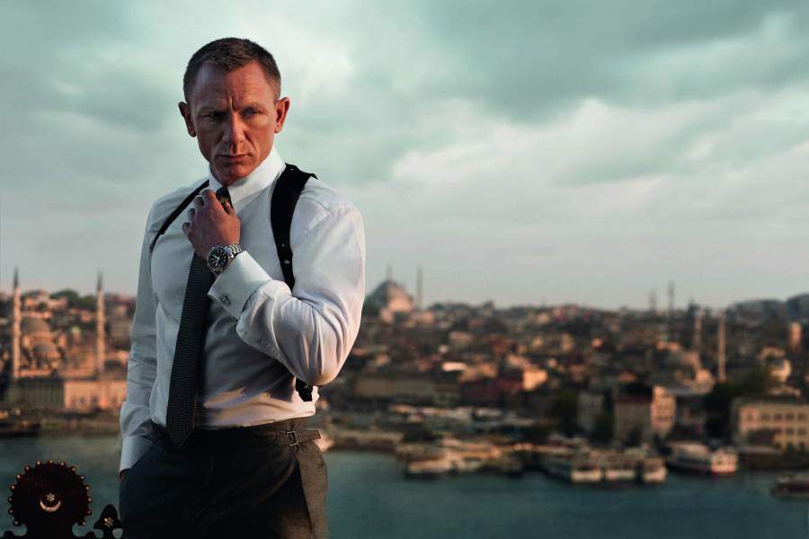 daniel-craig-with-planet-ocean-42mm_skyfall1-900x600.jpg